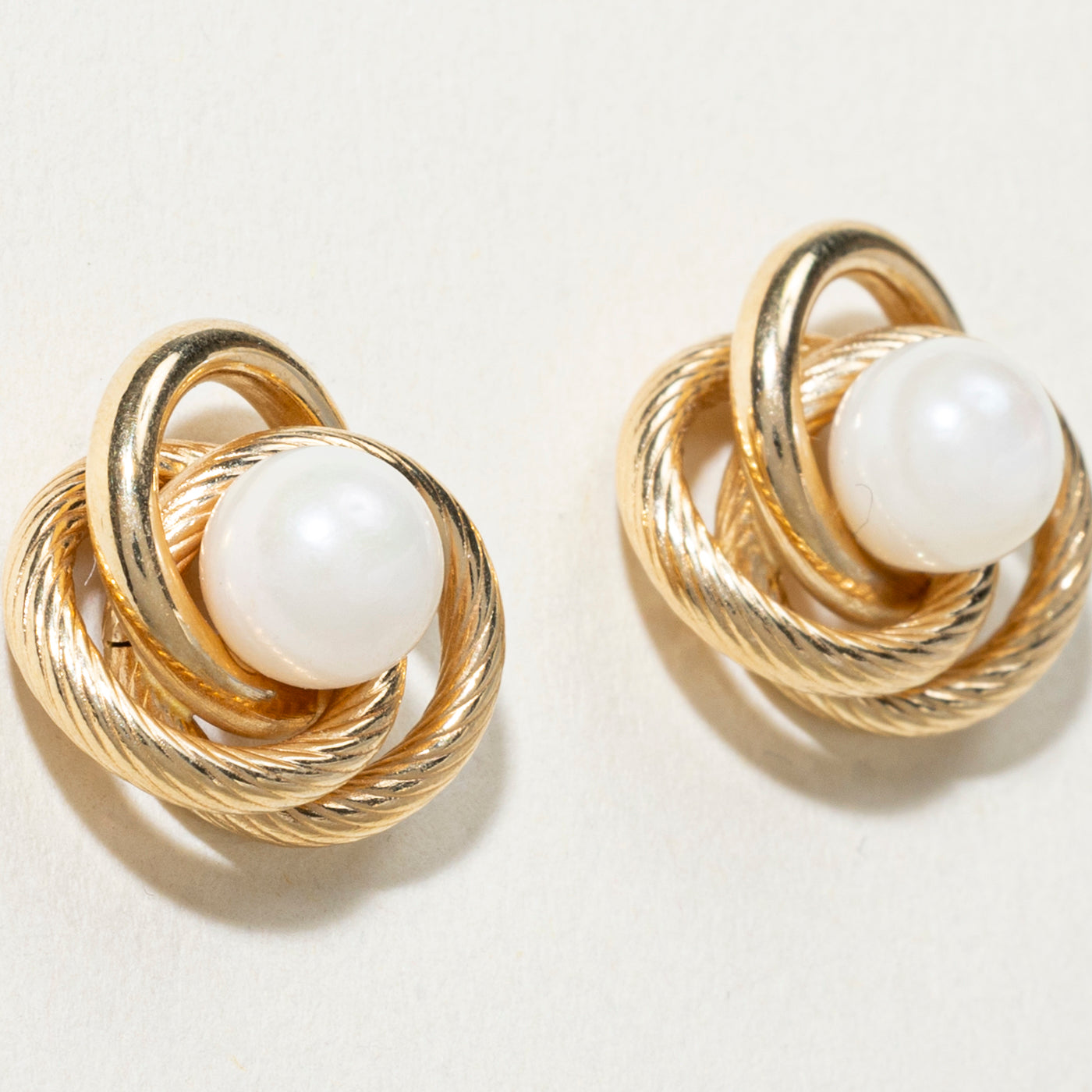 Boucles d'oreilles puces en or 14 carats avec perles texturées et nœud