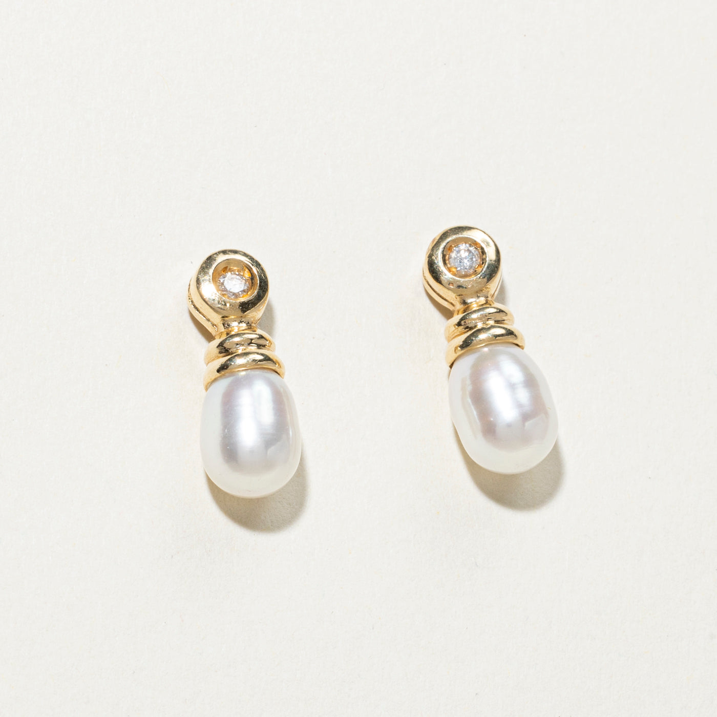 Boucles d'oreilles pendantes en perles et diamants 14 carats | 0,10 ct