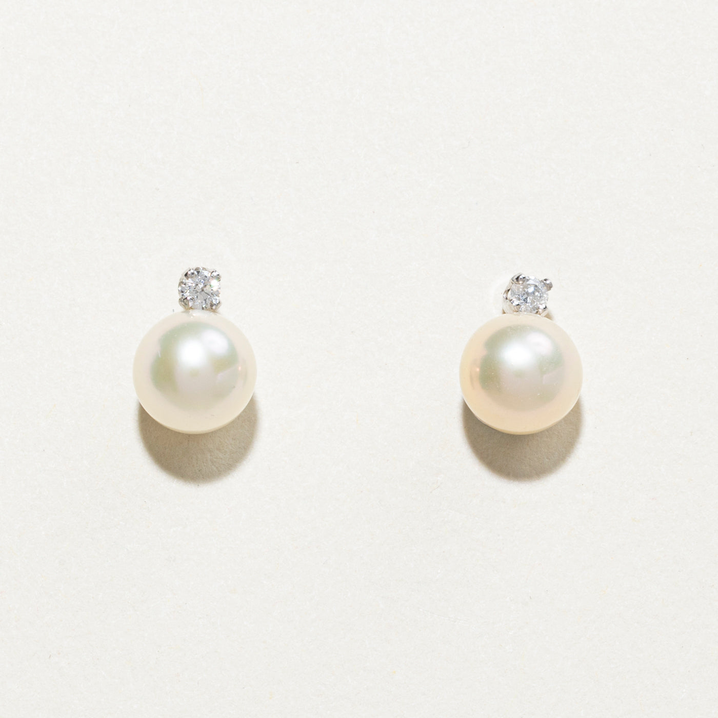 Boucles d'oreilles puces en or 14 carats, perles et diamants | 0,08 ct