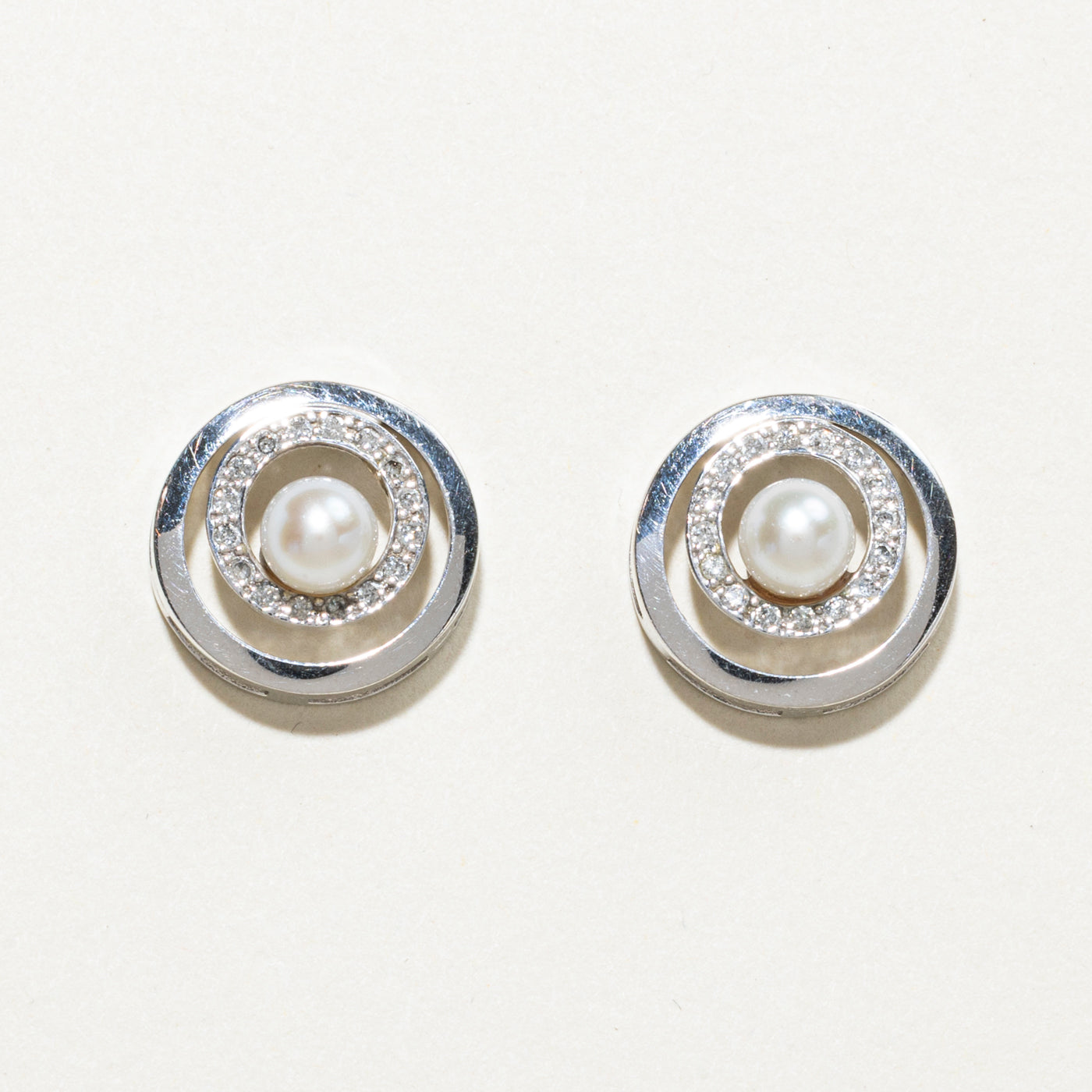 Boucles d'oreilles puces halo ouvert en perles et diamants 14 carats | 0,14 ct