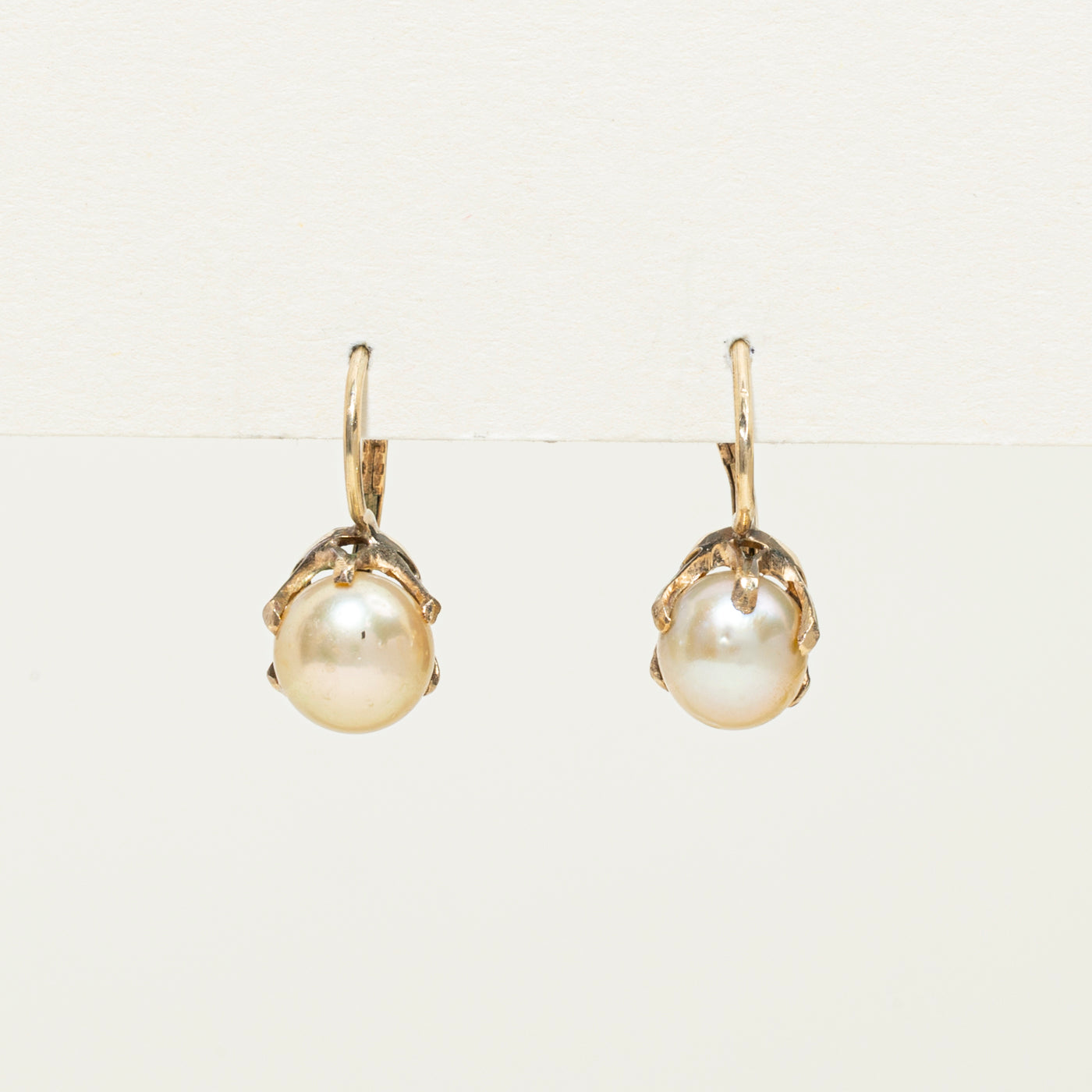 Boucles d'oreilles pendantes en perles serties griffes 12 carats