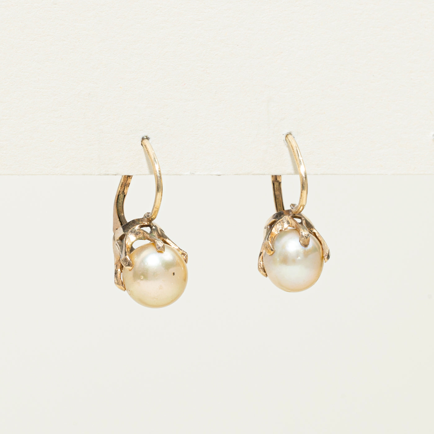 Boucles d'oreilles pendantes en perles serties griffes 12 carats