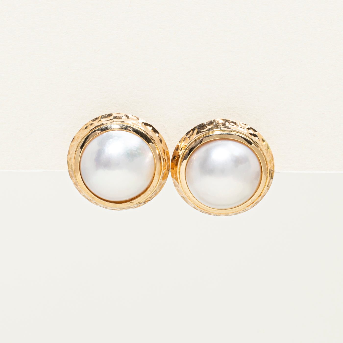 Boucles d'oreilles puces en or 14 carats serties de perles