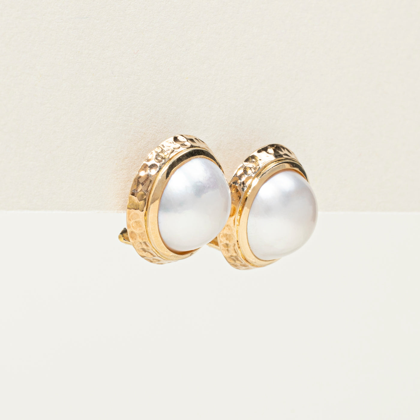 Boucles d'oreilles puces en or 14 carats serties de perles