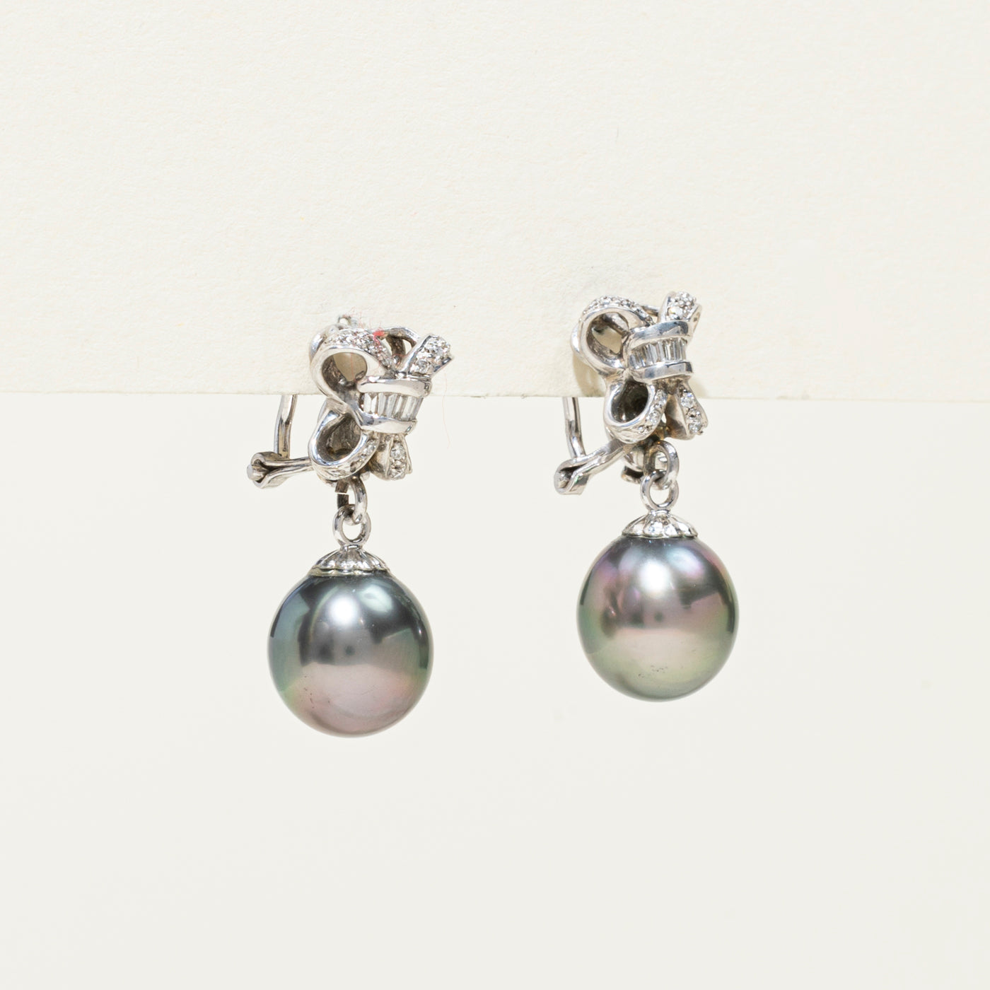 Boucles d'oreilles pendantes nœud en perles noires 18 carats et diamants | 0,20 ct