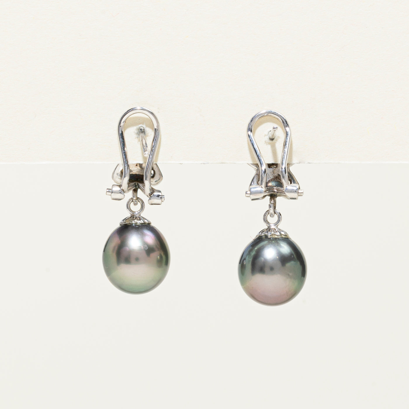 Boucles d'oreilles pendantes nœud en perles noires 18 carats et diamants | 0,20 ct
