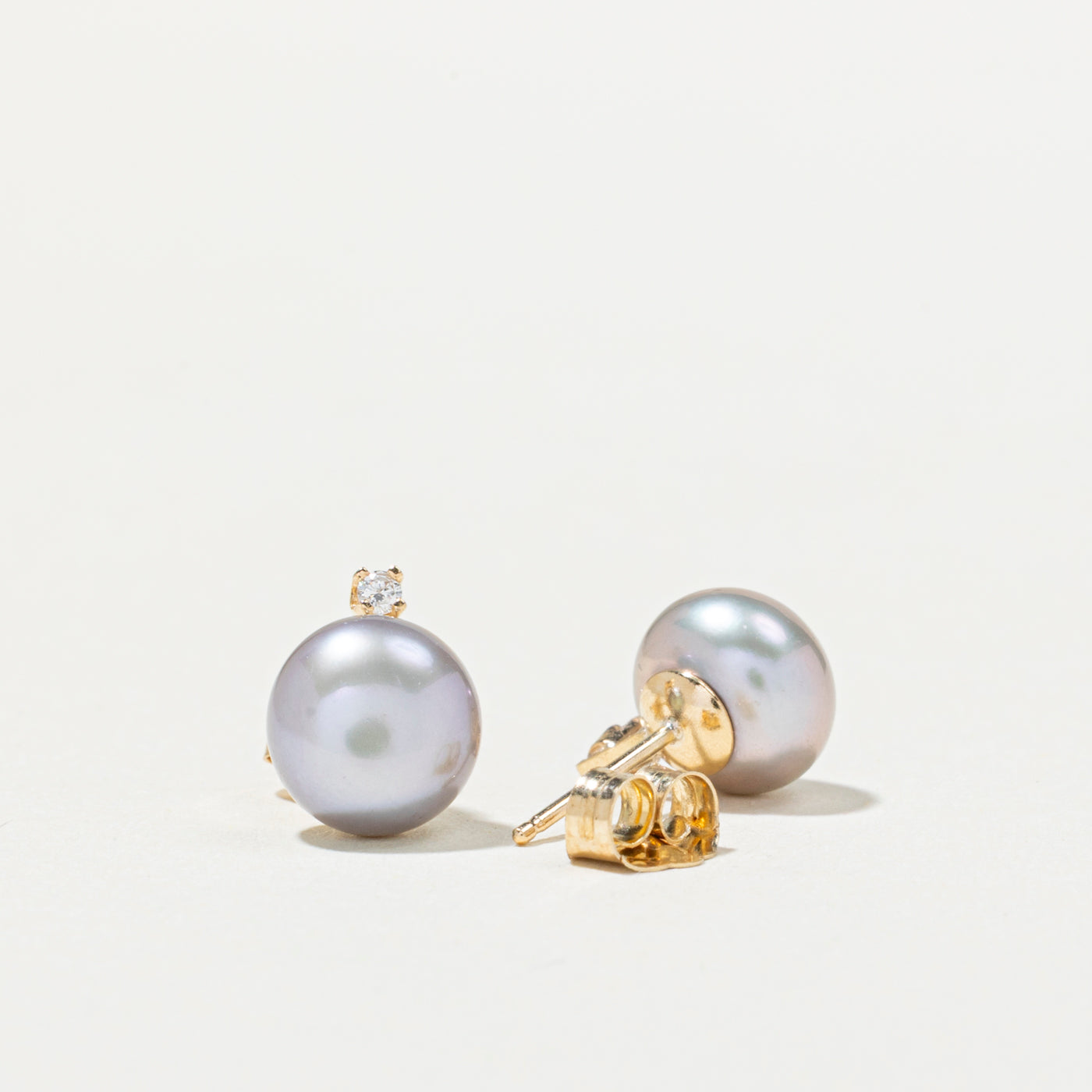 Boucles d'oreilles puces en or 14 carats, perles et diamants | 0,02 ct