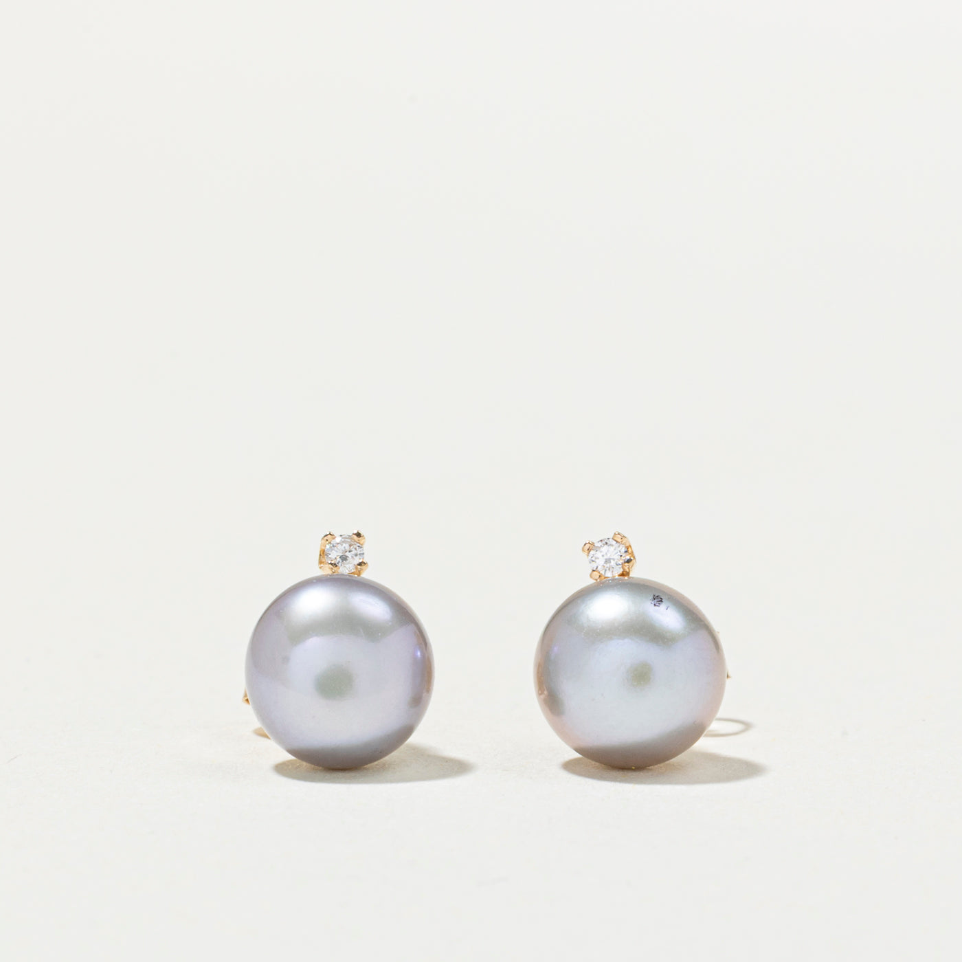 Boucles d'oreilles puces en or 14 carats, perles et diamants | 0,02 ct