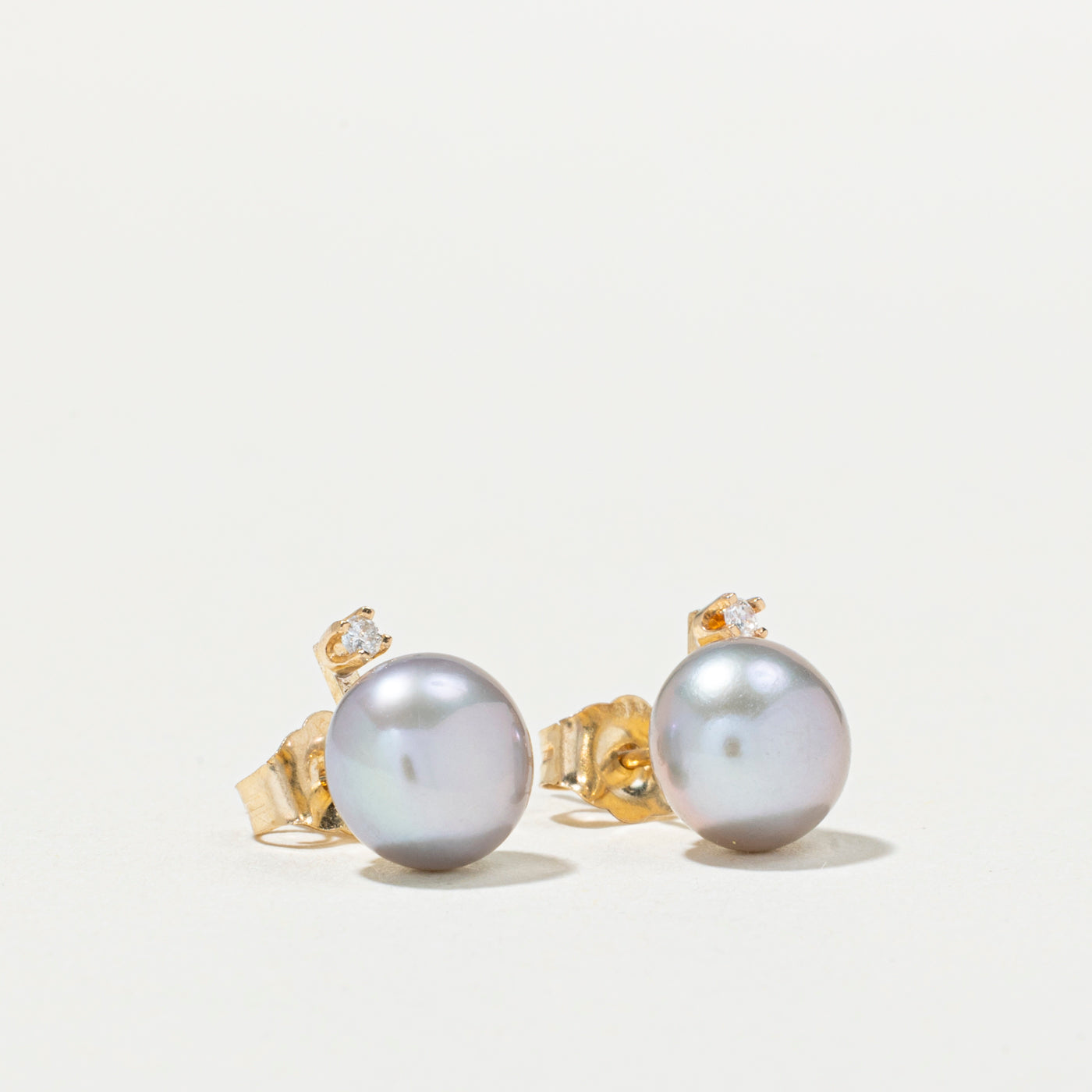 Boucles d'oreilles puces en or 14 carats, perles et diamants | 0,02 ct