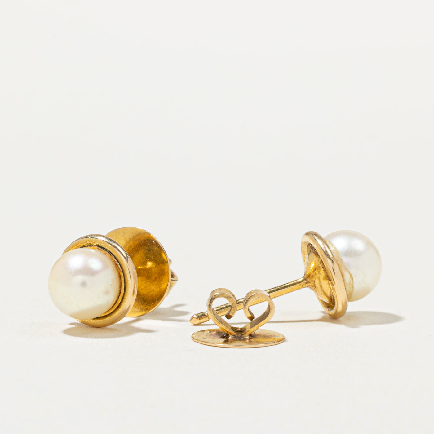 18k Round Pearl Stud Earrings