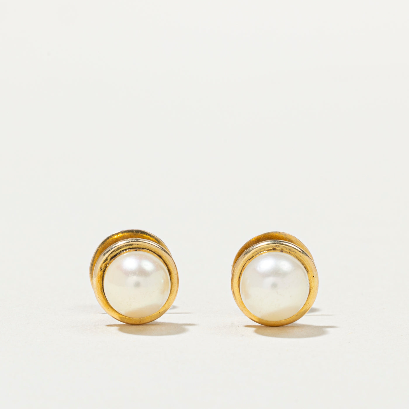 18k Round Pearl Stud Earrings