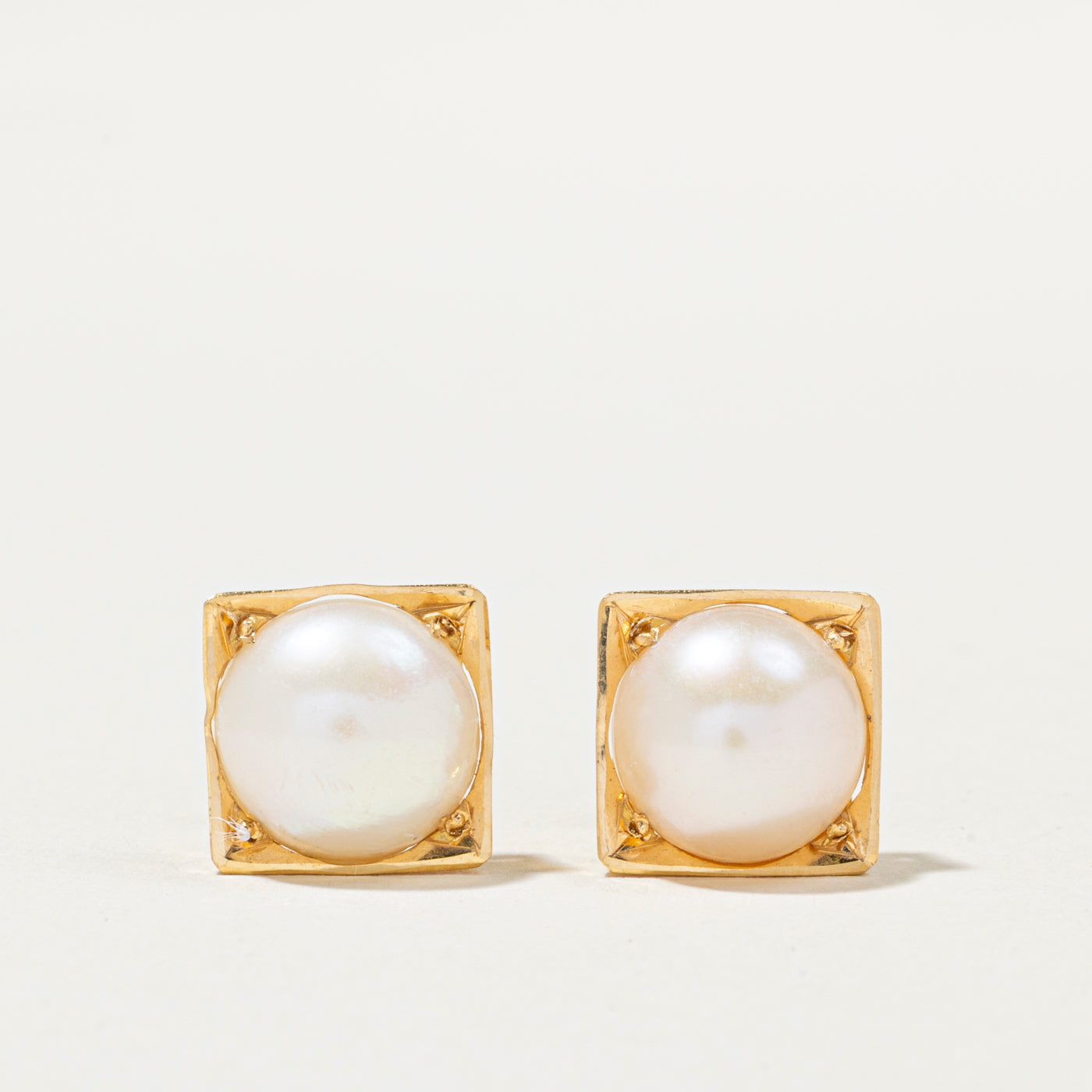 Boucles d'oreilles puces carrées en perles 22 carats