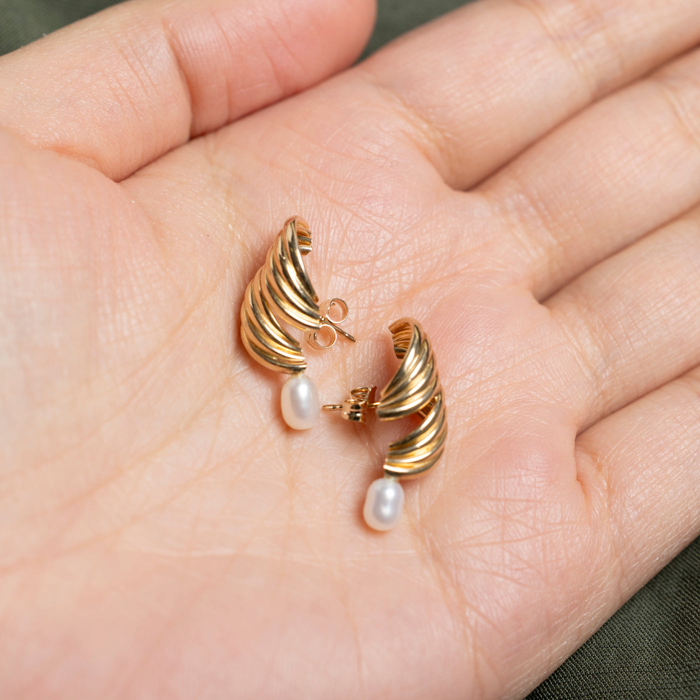 Boucles d'oreilles pendantes en perles 10K à motif vague rainurée