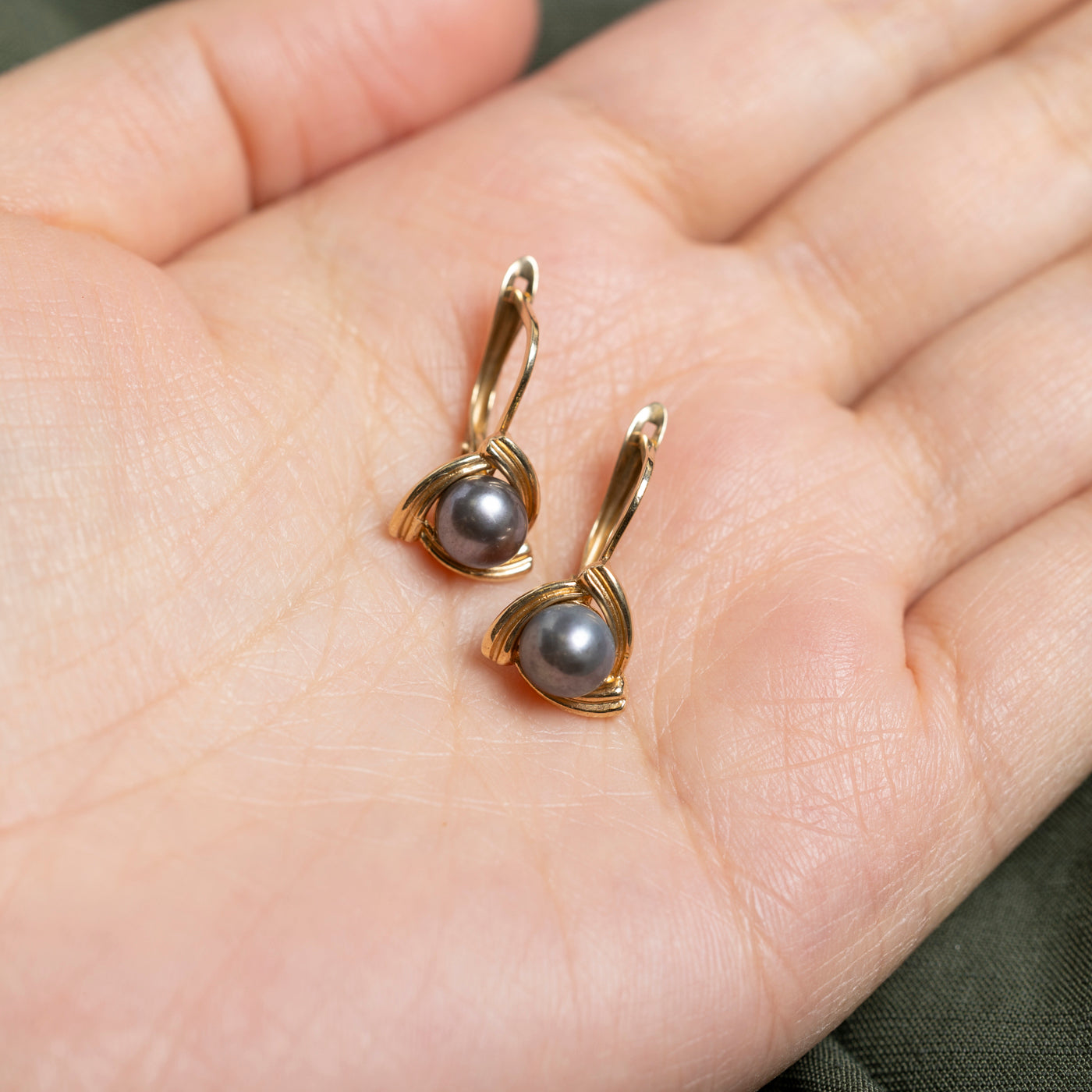 10K Black Pearl Grooved Triangle Drop Earrings