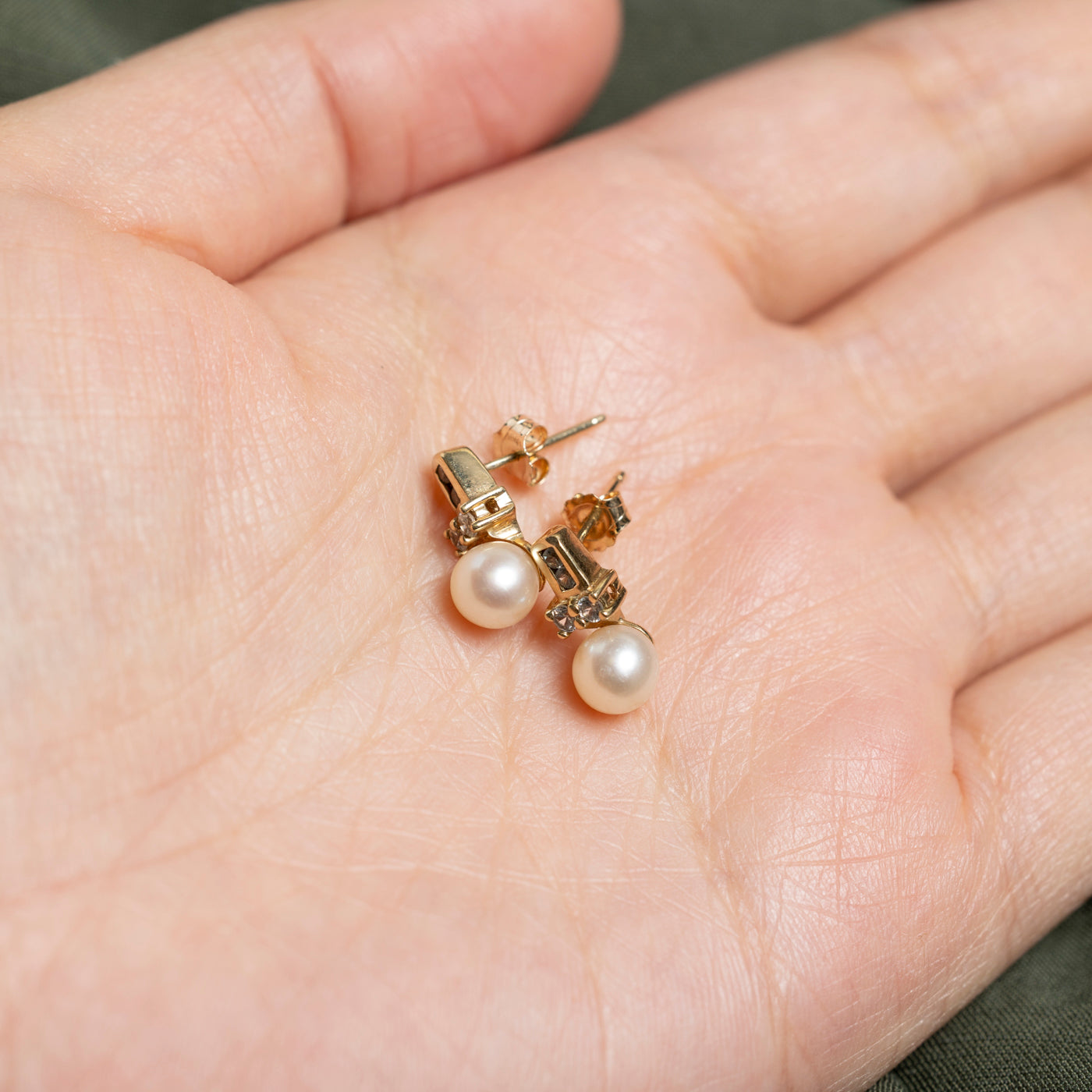 Boucles d'oreilles puces en or 10 carats, perles et topaze blanche | 0,10 ct