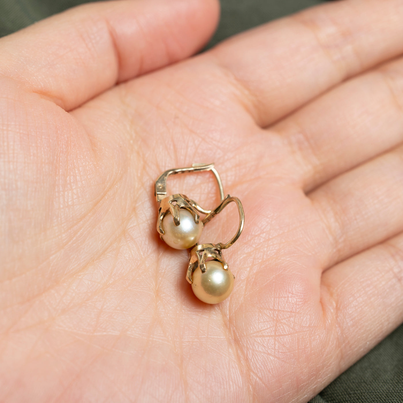 Boucles d'oreilles pendantes en perles serties griffes 12 carats