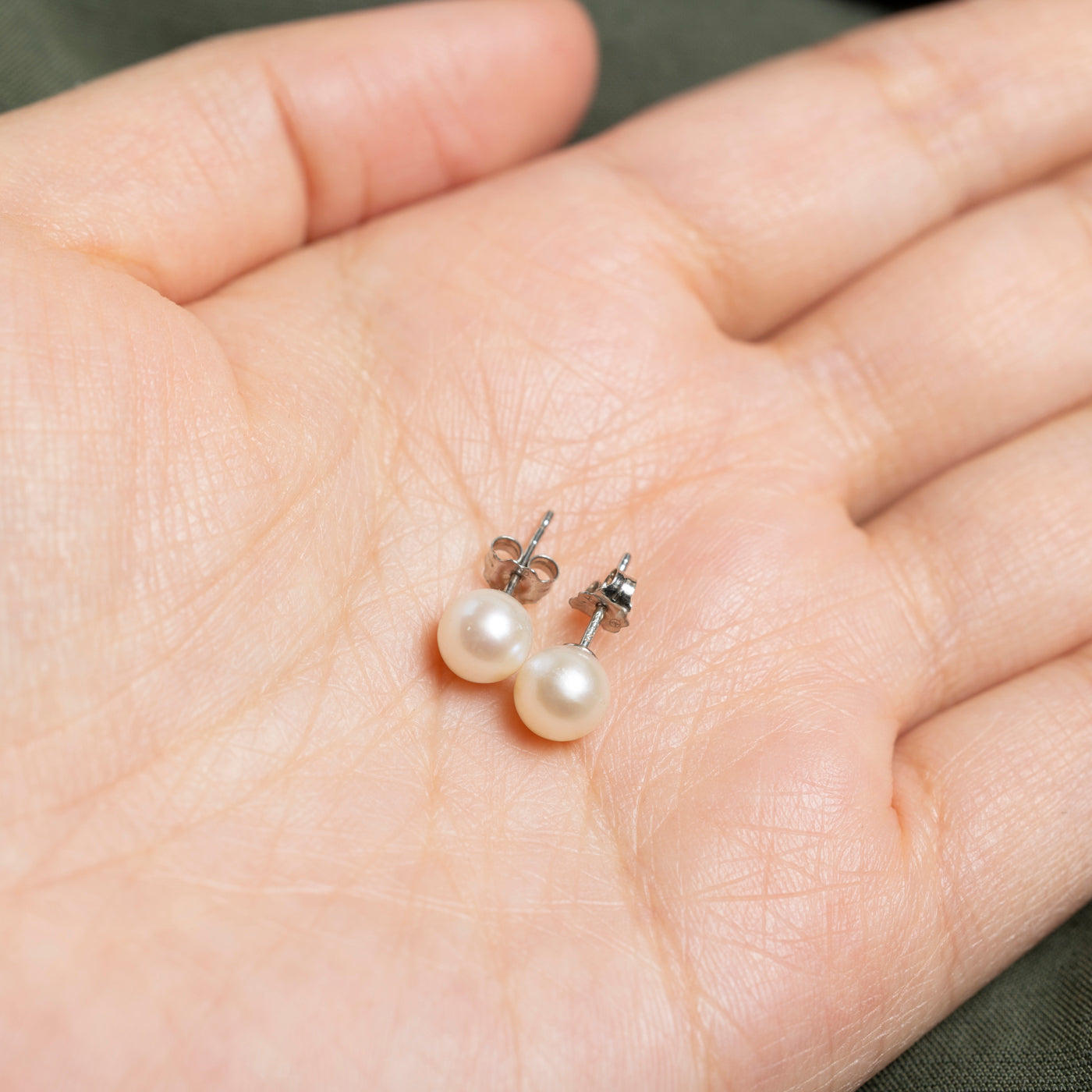 Boucles d'oreilles puces solitaire en or 14 carats avec perle