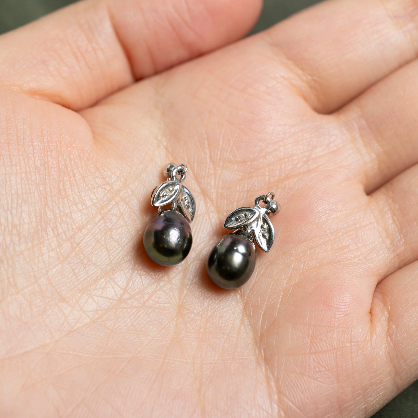 Boucles d'oreilles pendantes en forme de feuille, perles noires 14 carats et diamants | 0,02 ct