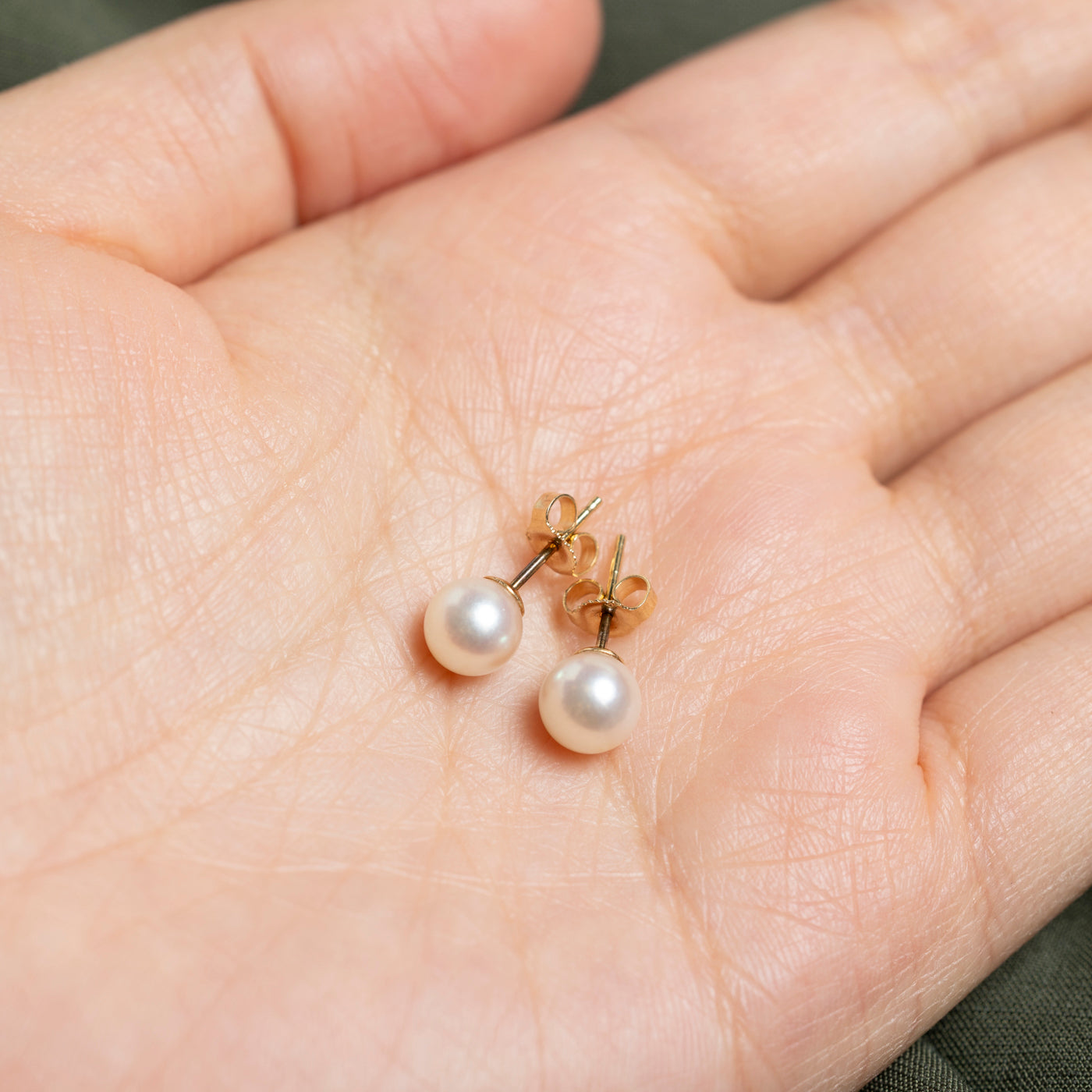 Boucles d'oreilles puces solitaire en or 14 carats avec perle