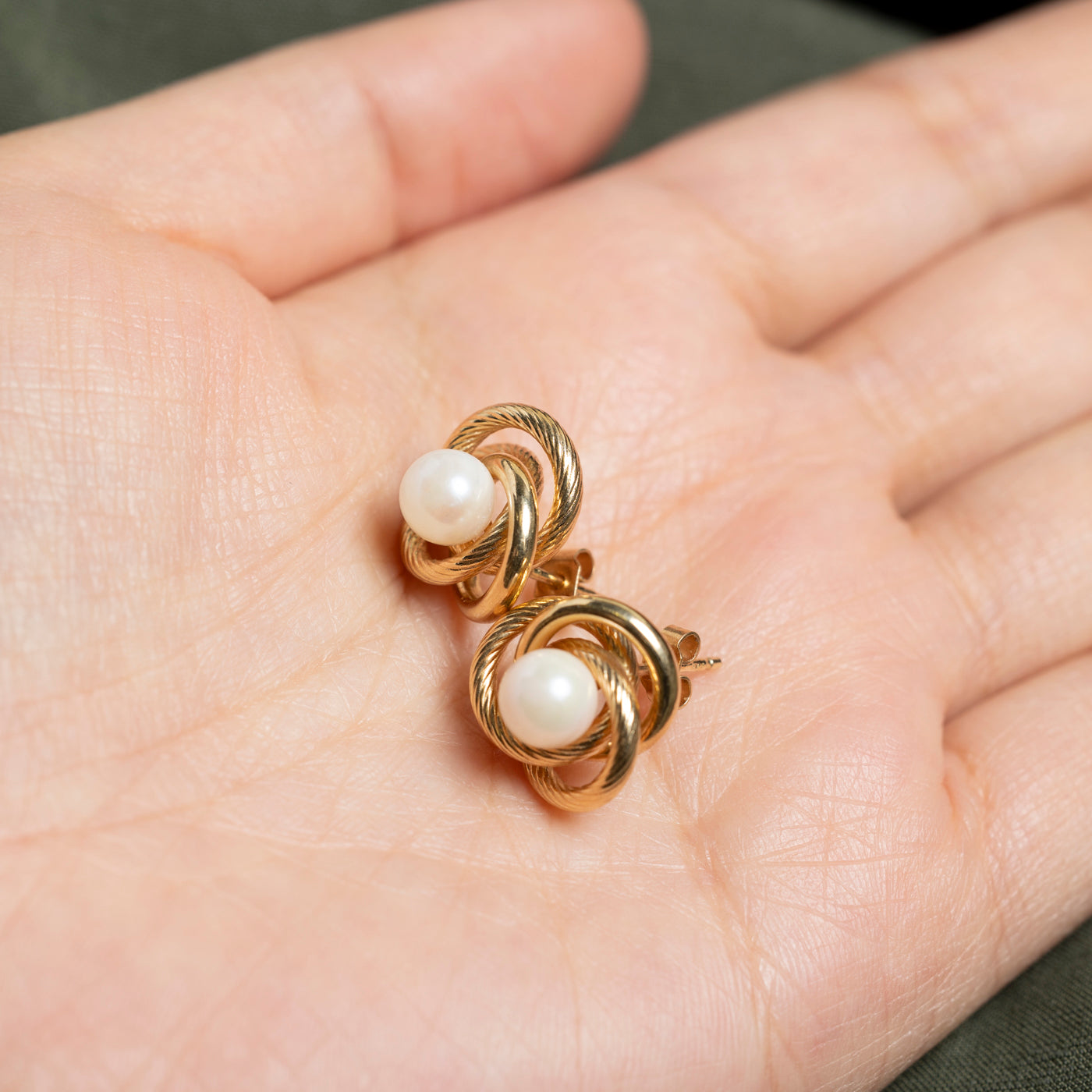 Boucles d'oreilles puces en or 14 carats avec perles texturées et nœud