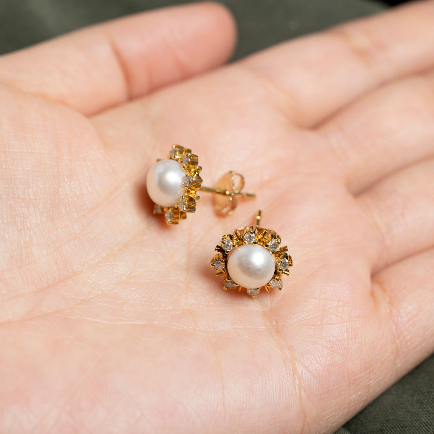 Boucles d'oreilles puces halo floral en perles et diamants 14 carats | 0,32 ct