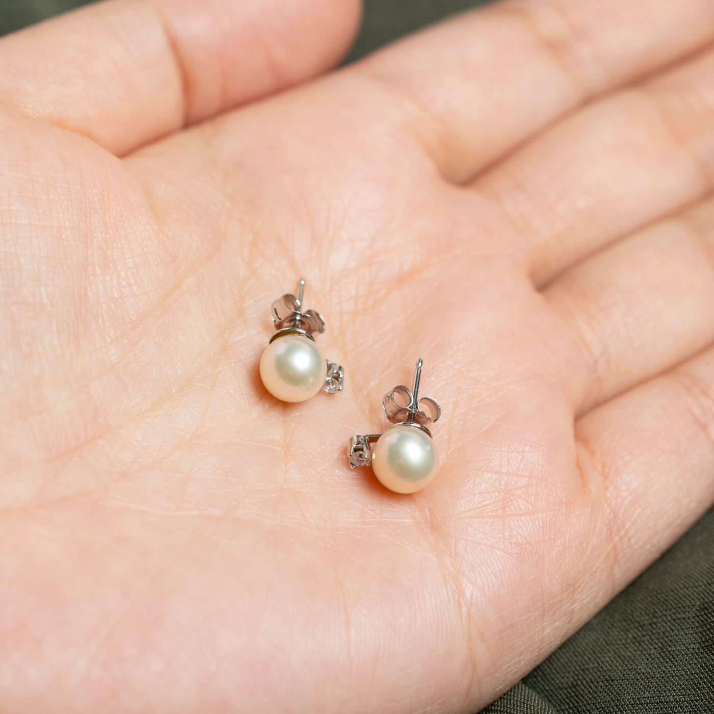 Boucles d'oreilles puces en or 14 carats, perles et diamants | 0,08 ct