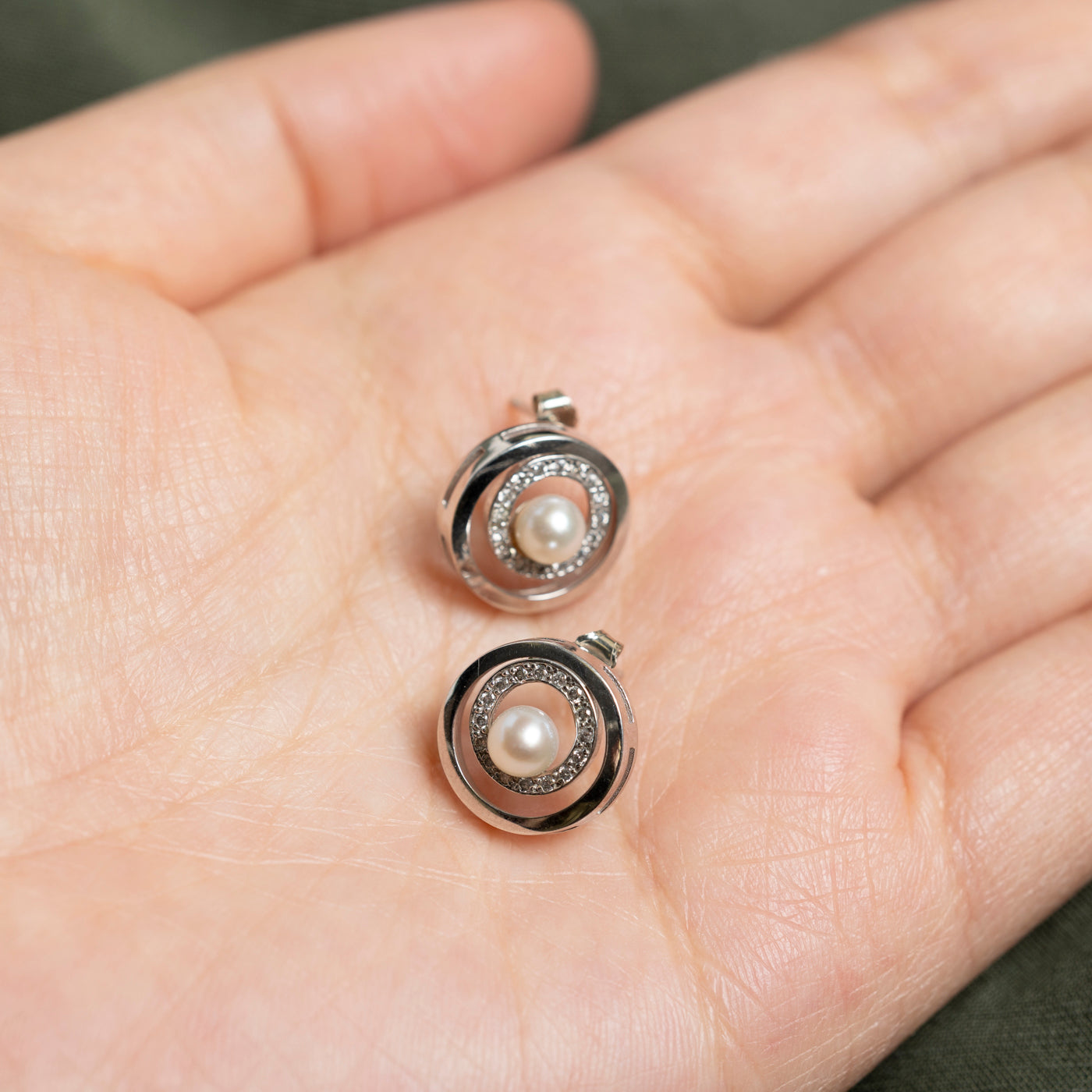 Boucles d'oreilles puces halo ouvert en perles et diamants 14 carats | 0,14 ct