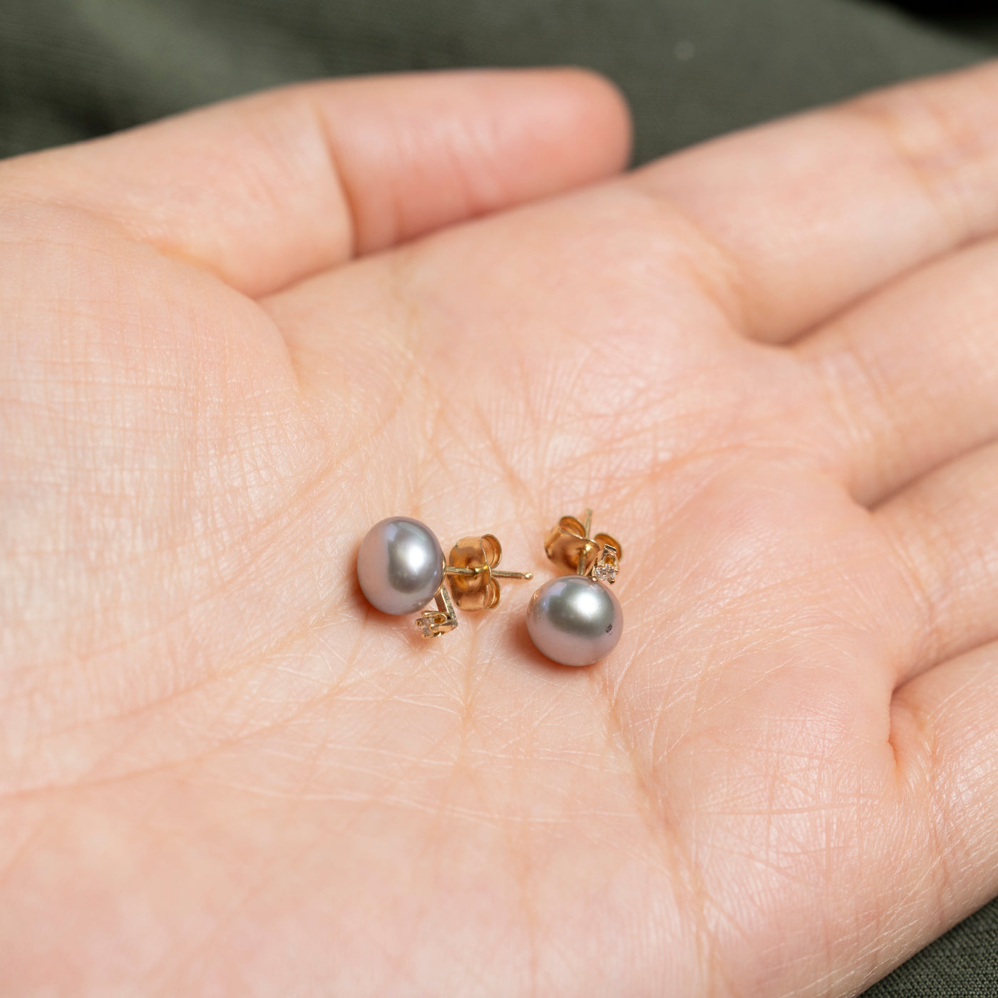 Boucles d'oreilles puces en or 14 carats, perles et diamants | 0,02 ct