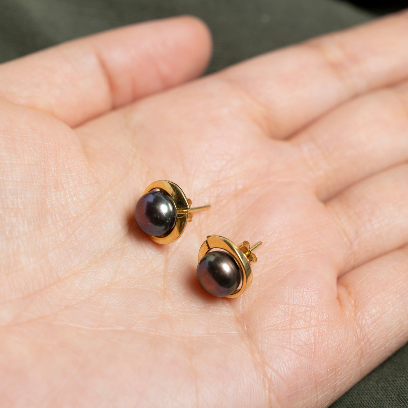 18k Black Pearl Shield Stud Earrings
