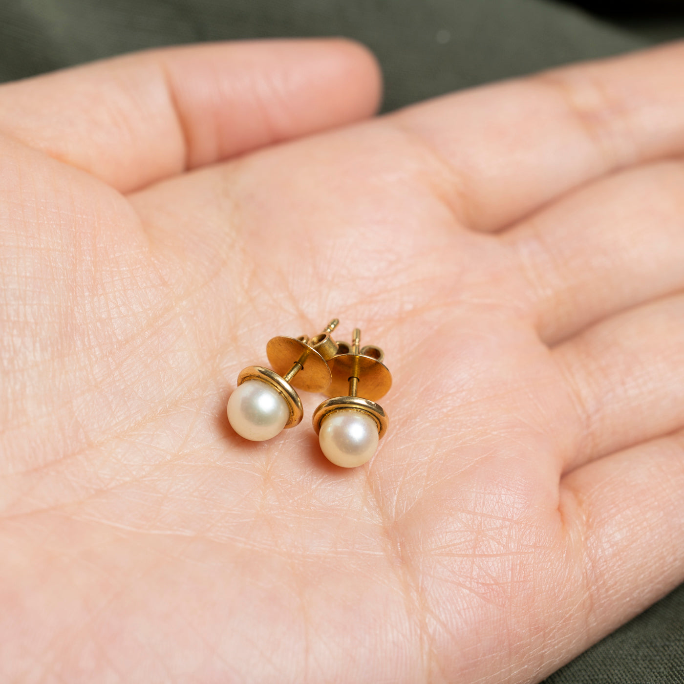 18k Round Pearl Stud Earrings