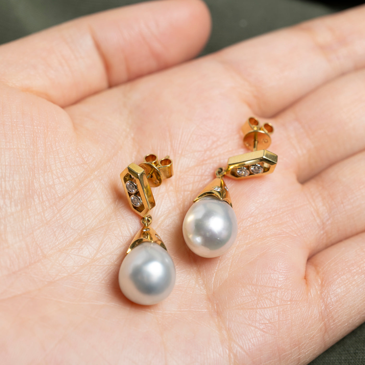 Boucles d'oreilles pendantes en perles et diamants or 18 carats | 0,22 ct