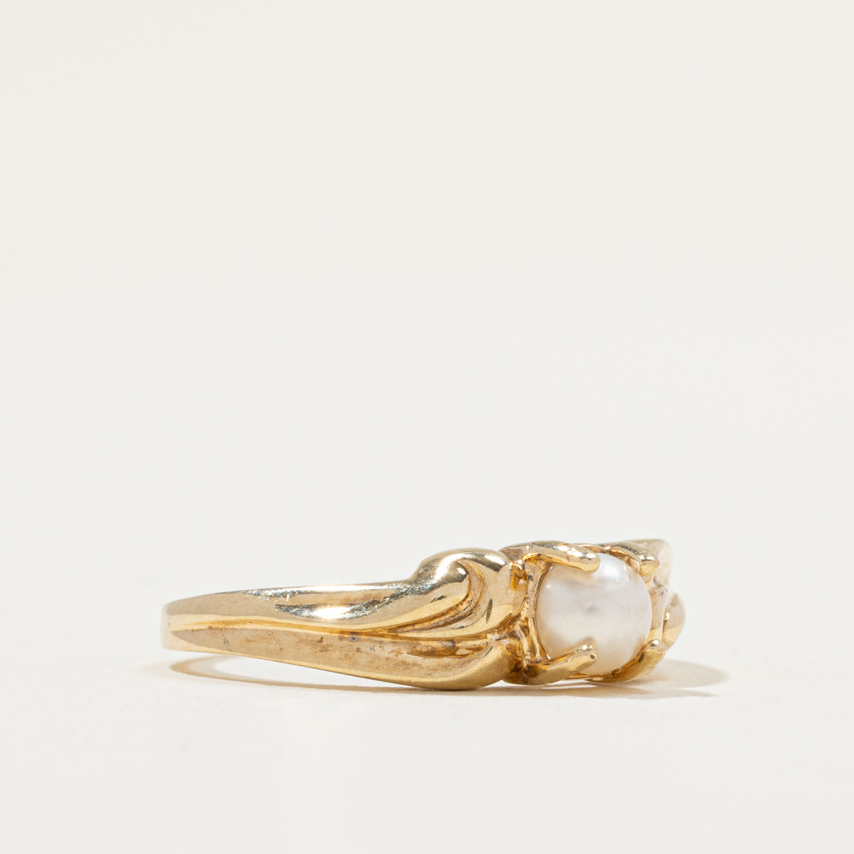 10k Pearl Scrollwork Grooved Ring | SZ 6.25