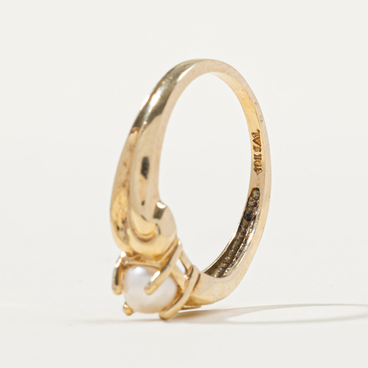 10k Pearl Scrollwork Grooved Ring | SZ 6.25