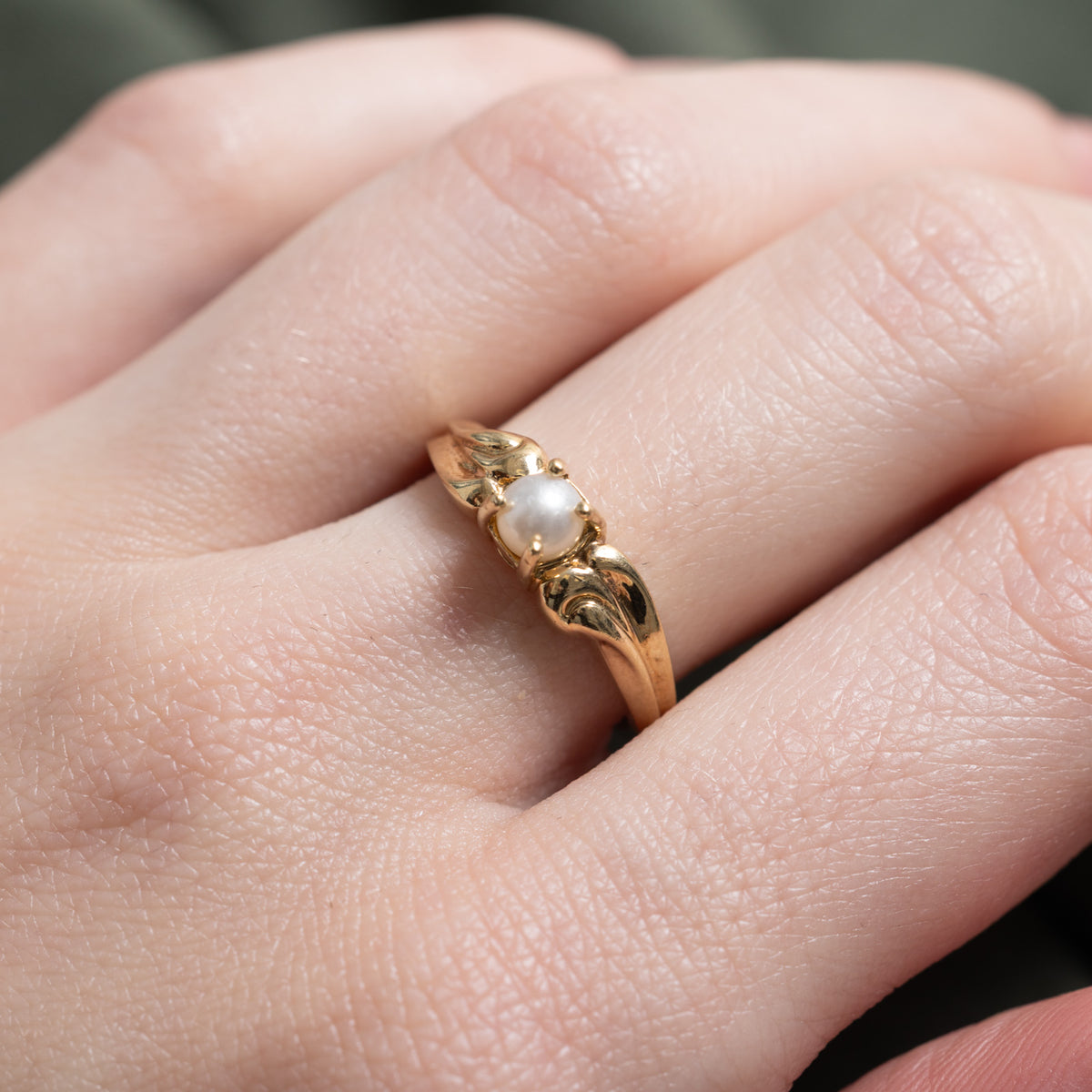 10k Pearl Scrollwork Grooved Ring | SZ 6.25