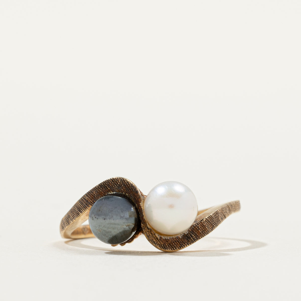 10k Toi et Moi Hematite & Pearl Textured Bypass Ring | 1.20ct | SZ 6.75