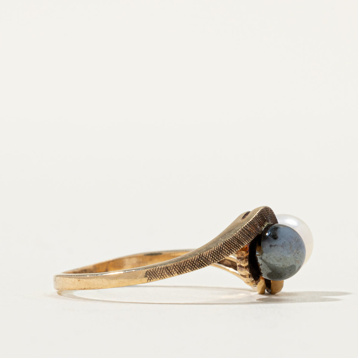 10k Toi et Moi Hematite & Pearl Textured Bypass Ring | 1.20ct | SZ 6.75