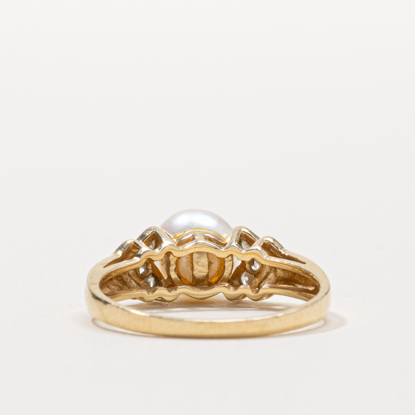 14k Pearl & Diamond V Accented Ring | SZ 7