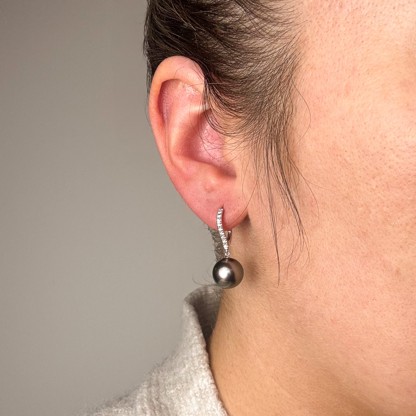 Boucles d'oreilles « Mikimoto » Classic Elegance en perles noires des mers du Sud et diamants | 10-10,5 mm, 0,20 ct |
