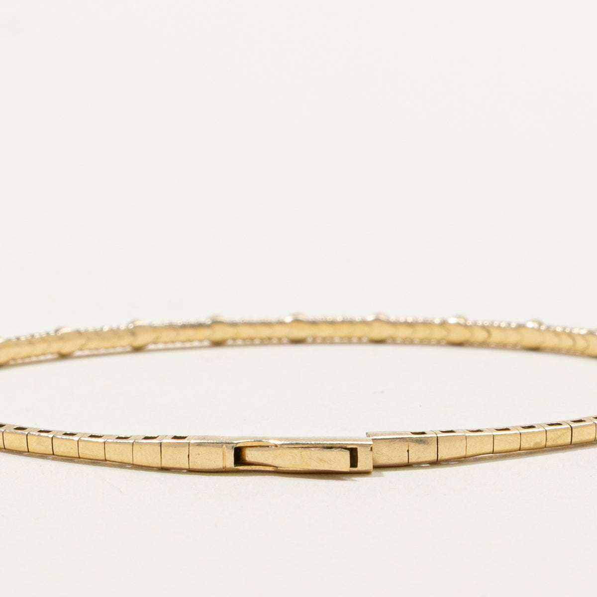 14k Scattered Diamond Grooved Bangle | 7.25"
