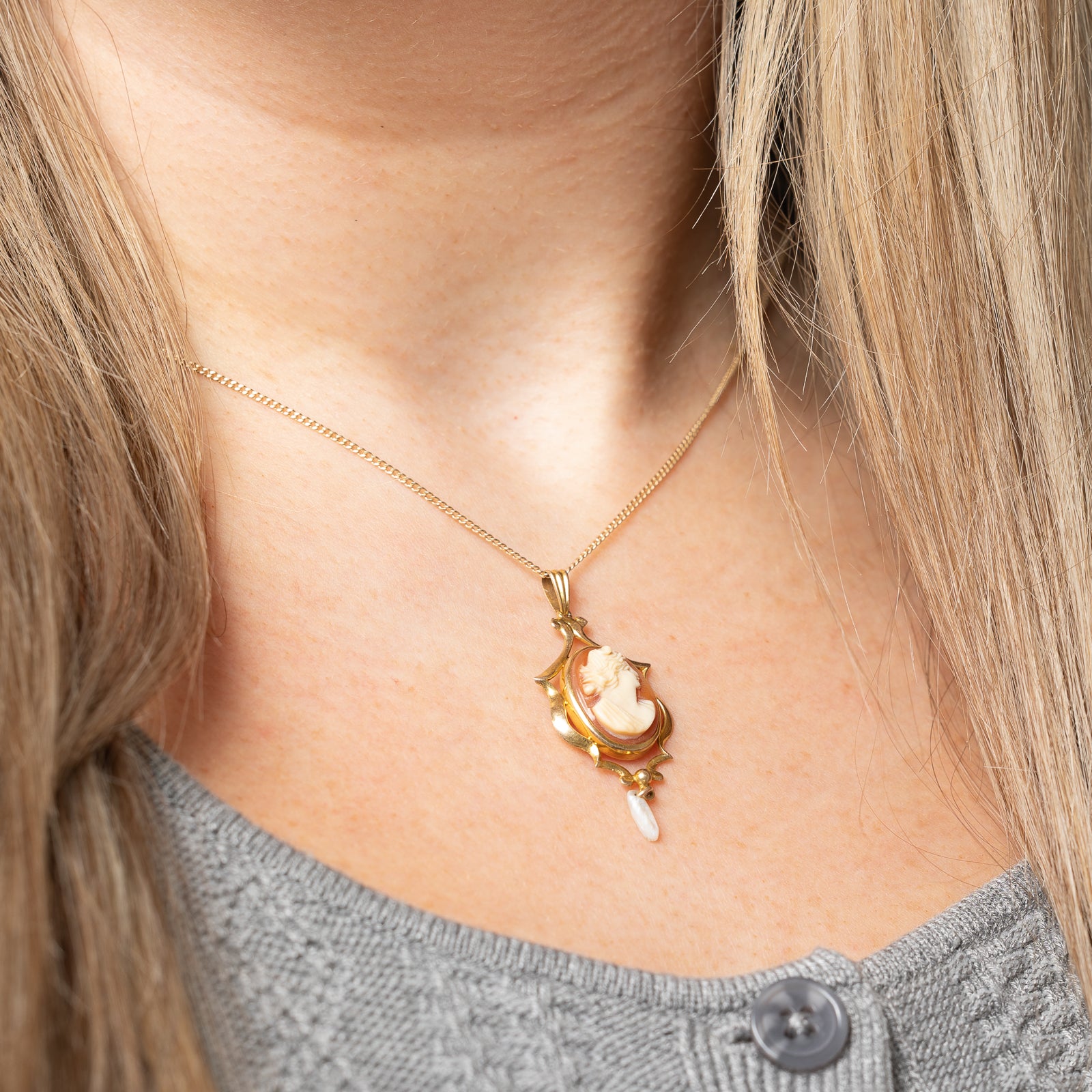 Seashell Cameo & Pearl Pendant | 5.00ct |