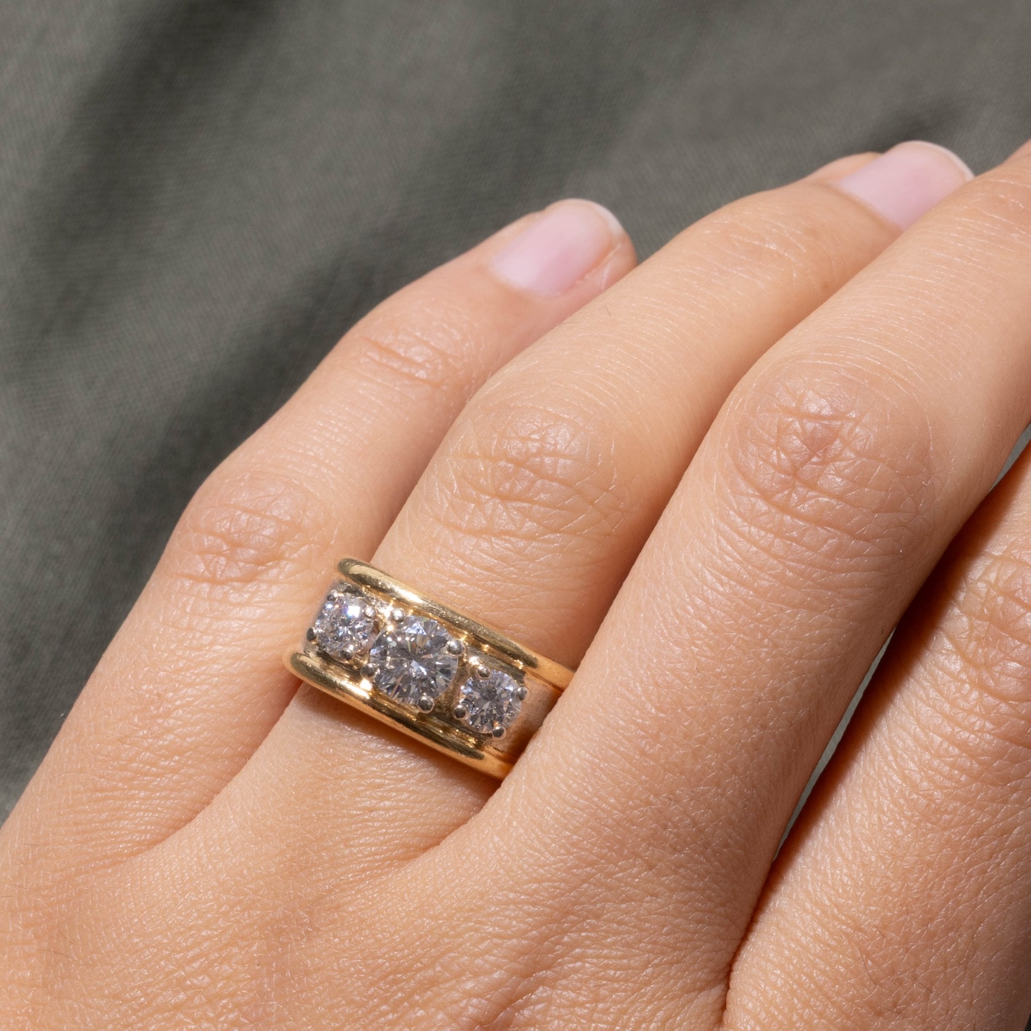 18k Three Stone Diamond Matte & Grooved Ring | 1.04ctw | SZ 5.75