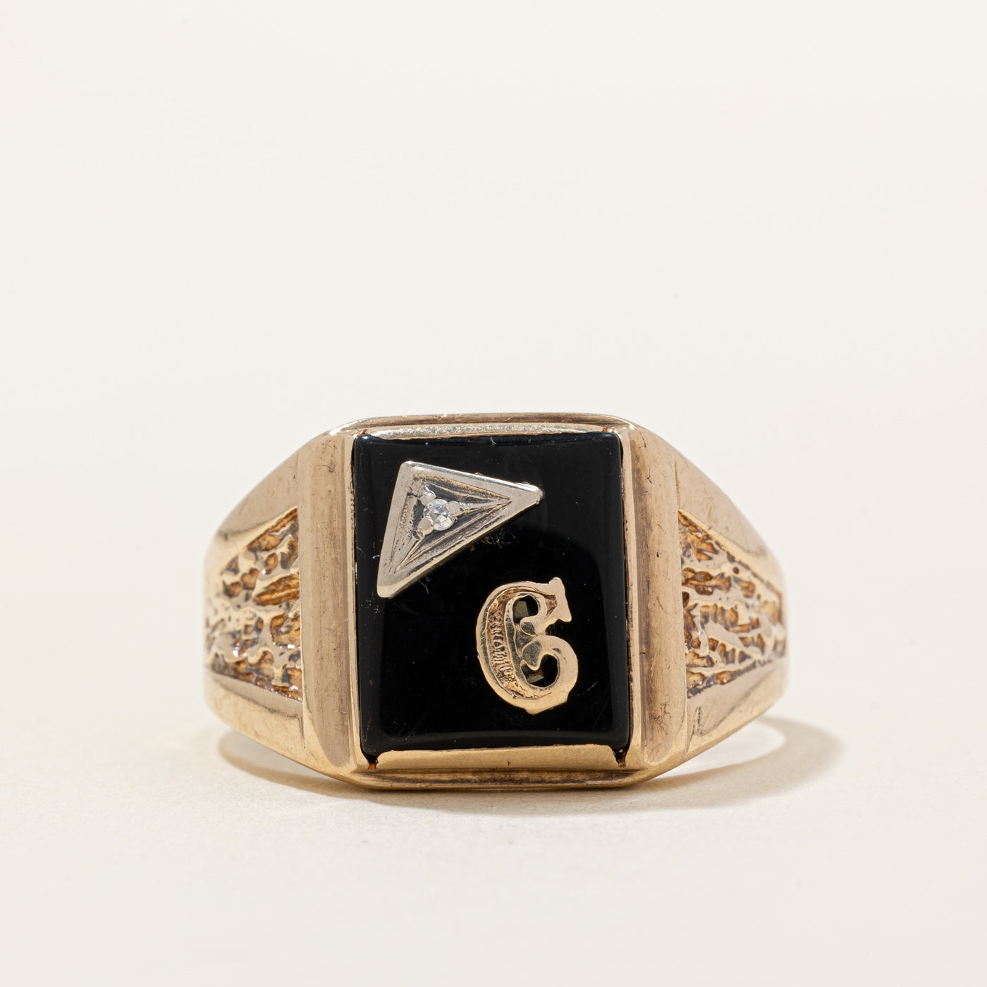 Bague chevalière « C » en onyx noir et diamants | 2,75 ct, 0,01 ct | Taille 10,75 |