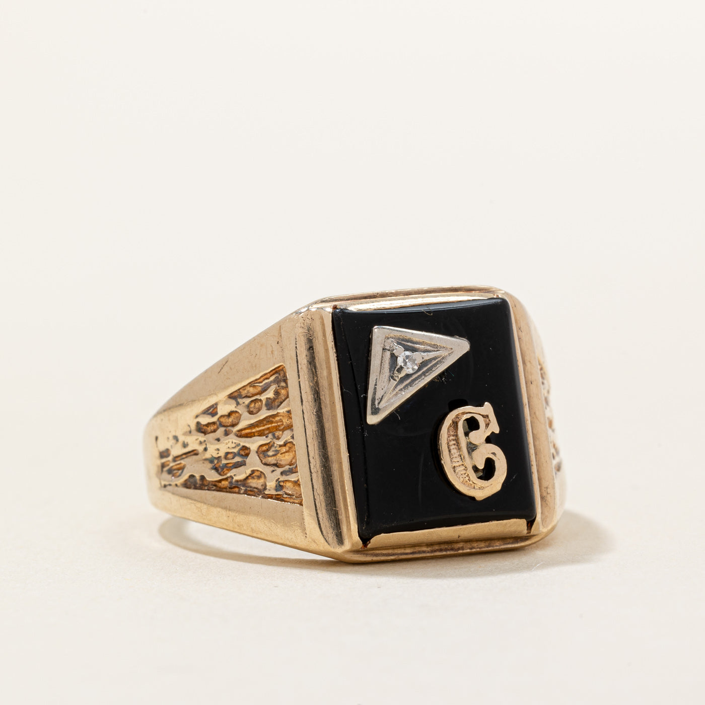 Bague chevalière « C » en onyx noir et diamants | 2,75 ct, 0,01 ct | Taille 10,75 |