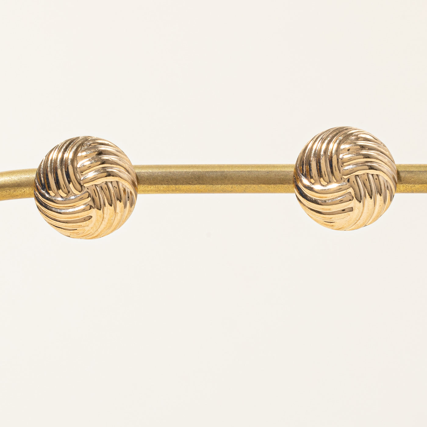 Boucles d'oreilles puces en or jaune 14 carats avec nœud bouton