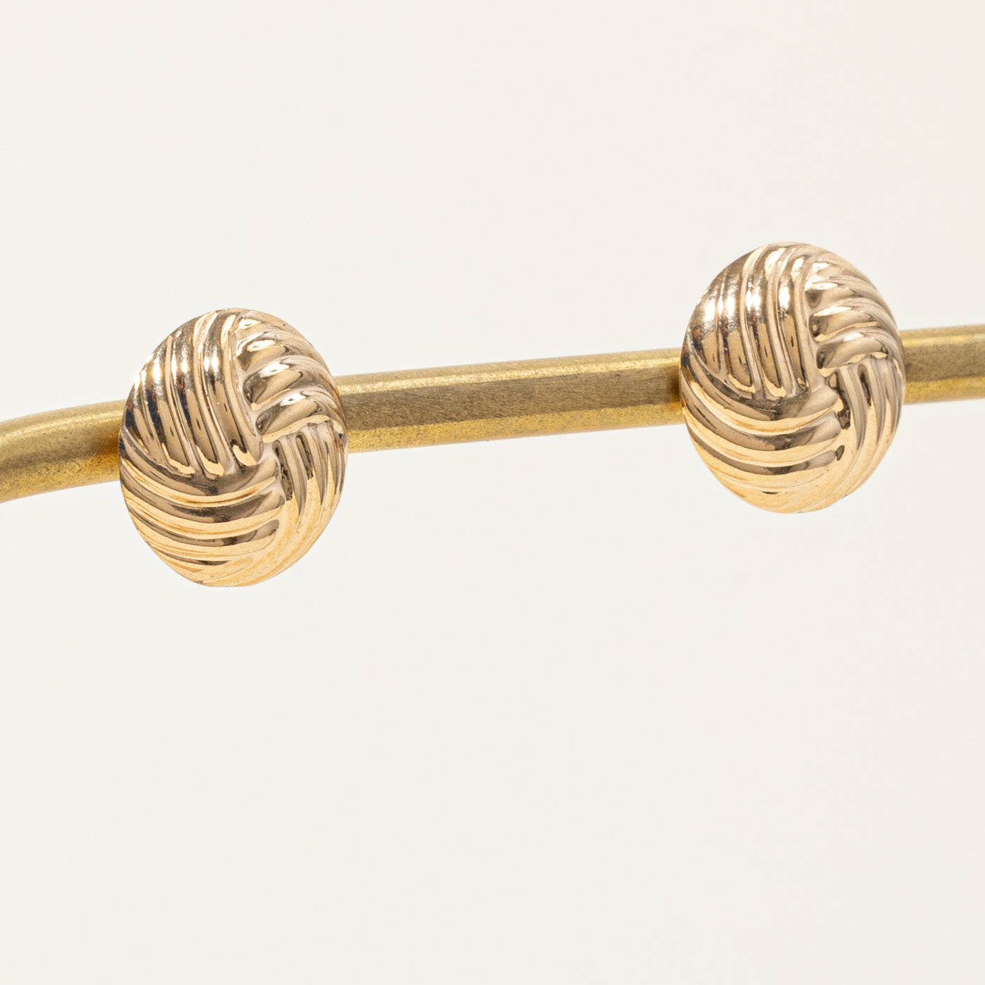 Boucles d'oreilles puces en or jaune 14 carats avec nœud bouton