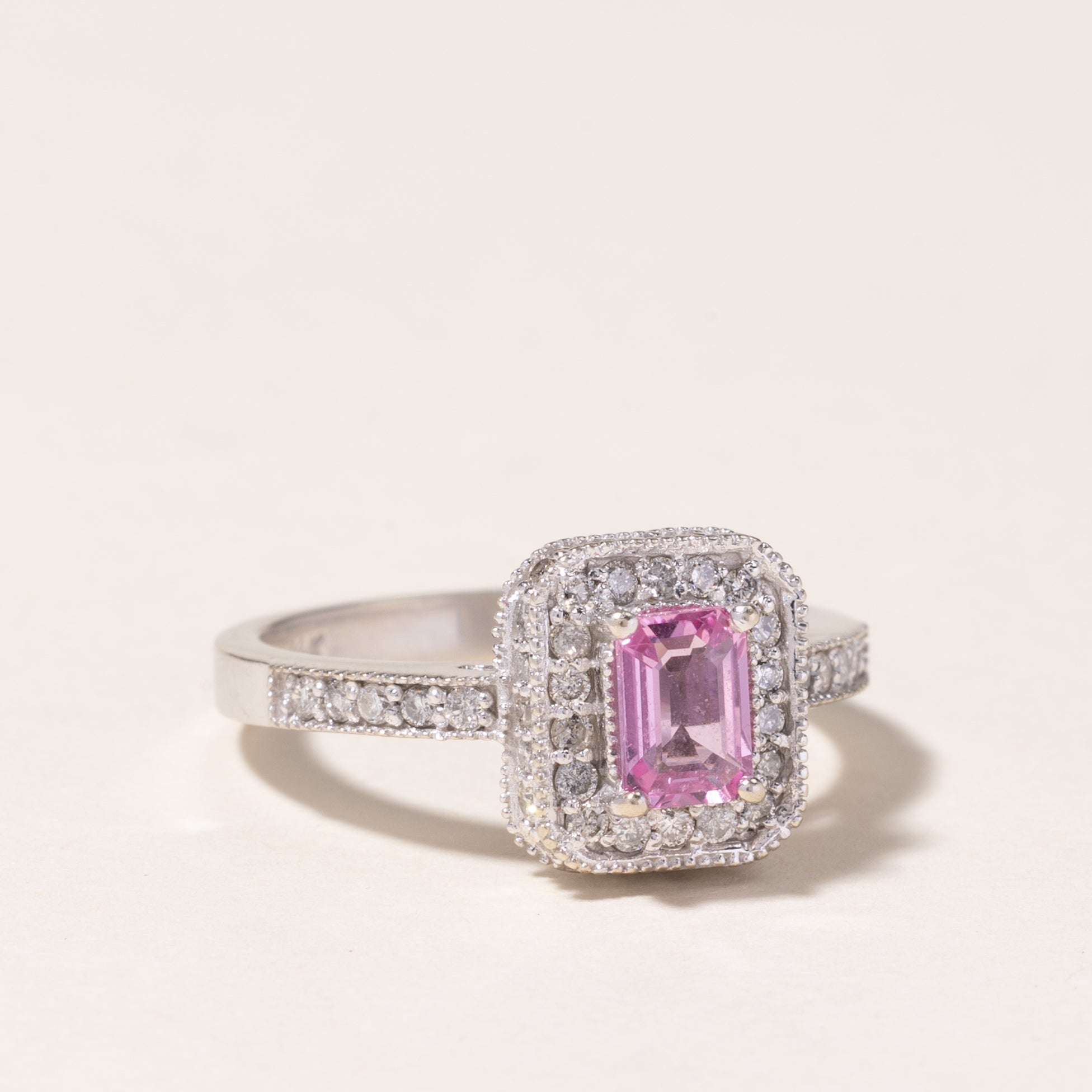 Bague en or blanc 14 carats avec halo de saphir rose | 0,56 ct, 0,50 ct au total | Taille 6,75 |