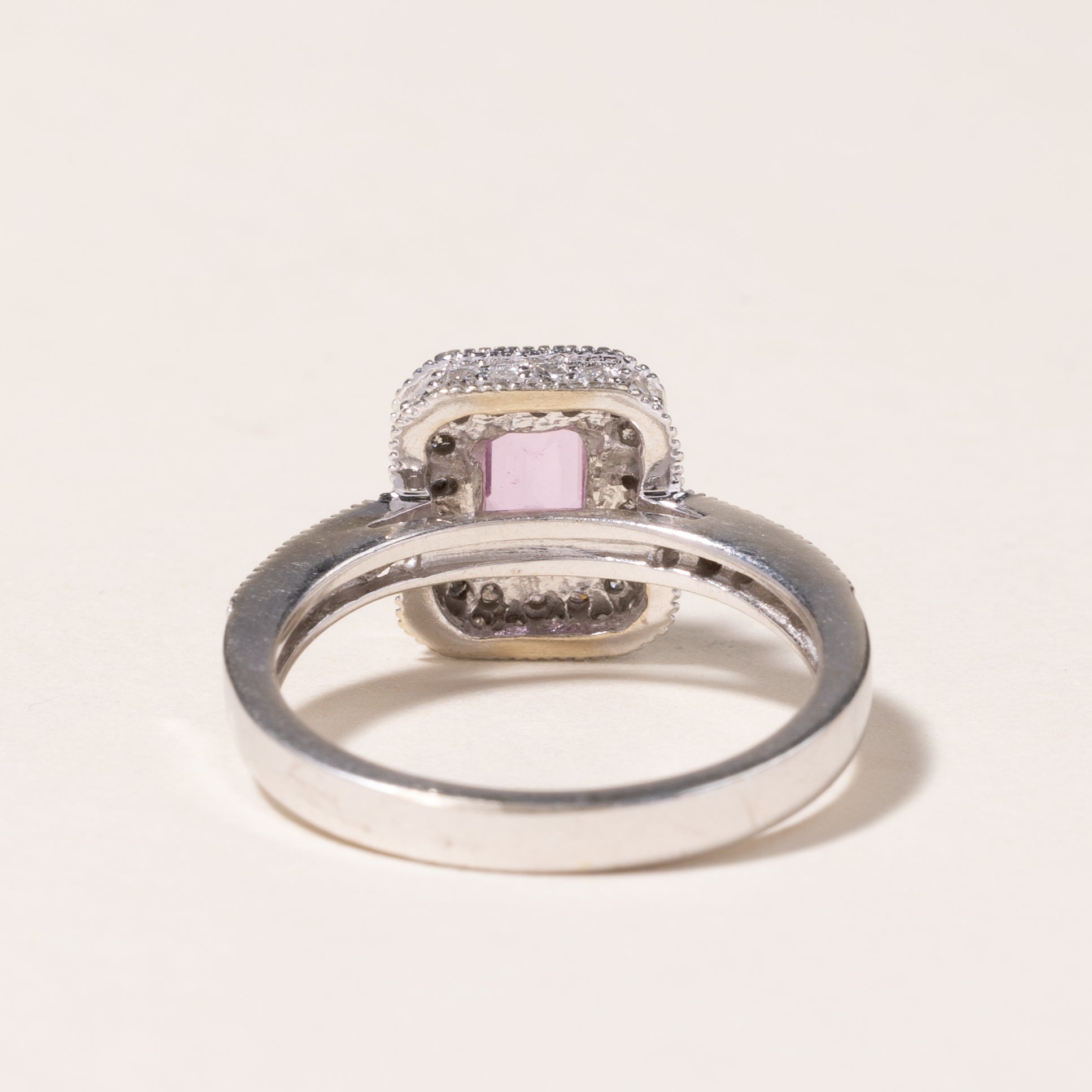 Bague en or blanc 14 carats avec halo de saphir rose | 0,56 ct, 0,50 ct au total | Taille 6,75 |