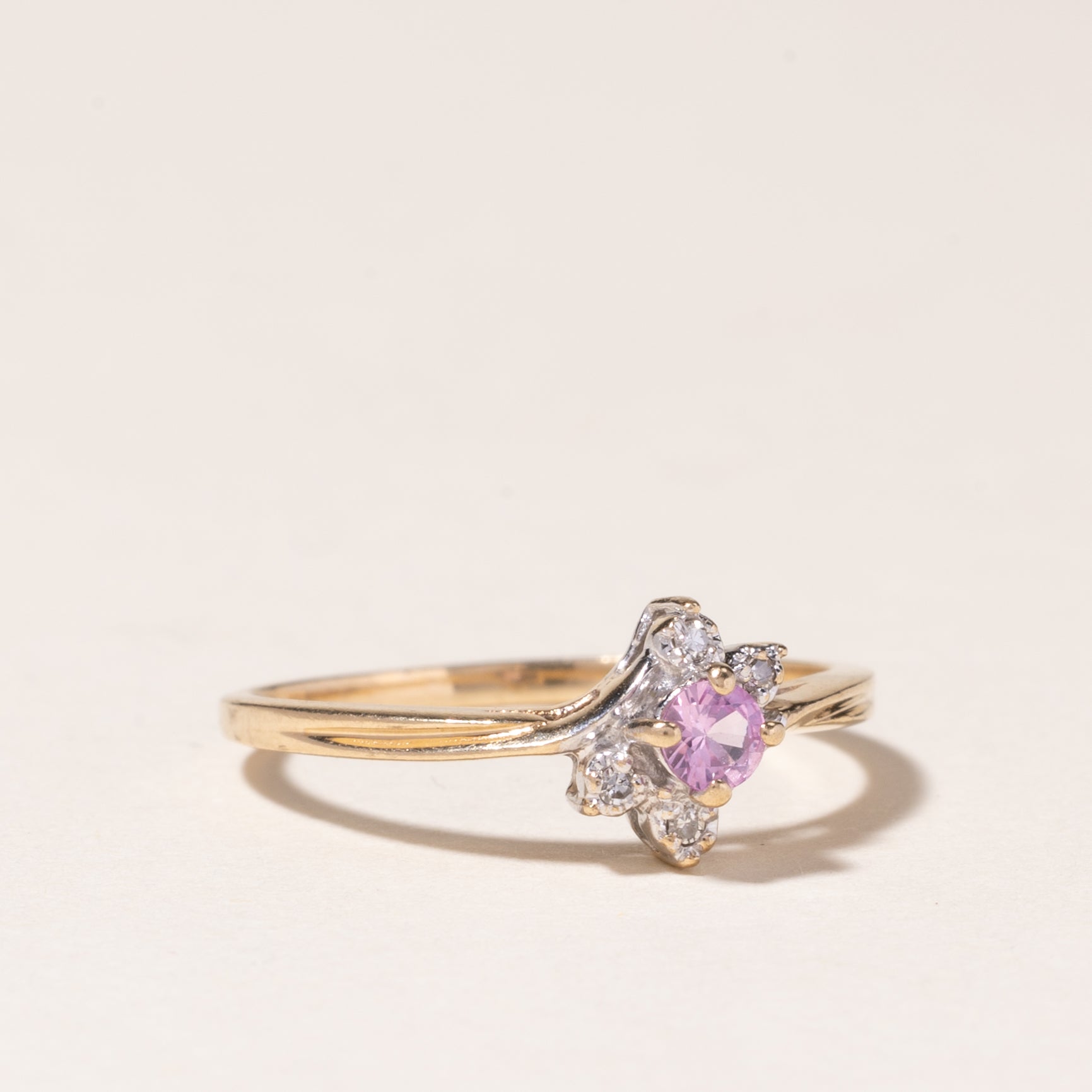 Bague en or jaune 10 carats, topaze rose et diamants | 0,10 ct, 0,02 ct | Taille 5,25 |