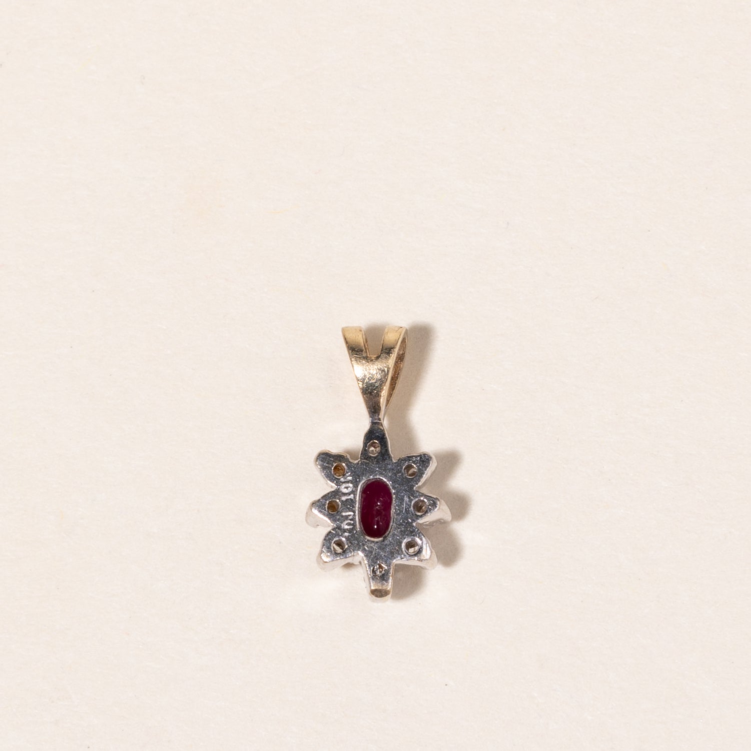 Pendentif en or jaune et blanc 10 carats, rubis et diamants | 0,28 ct, 0,04 ct au total |