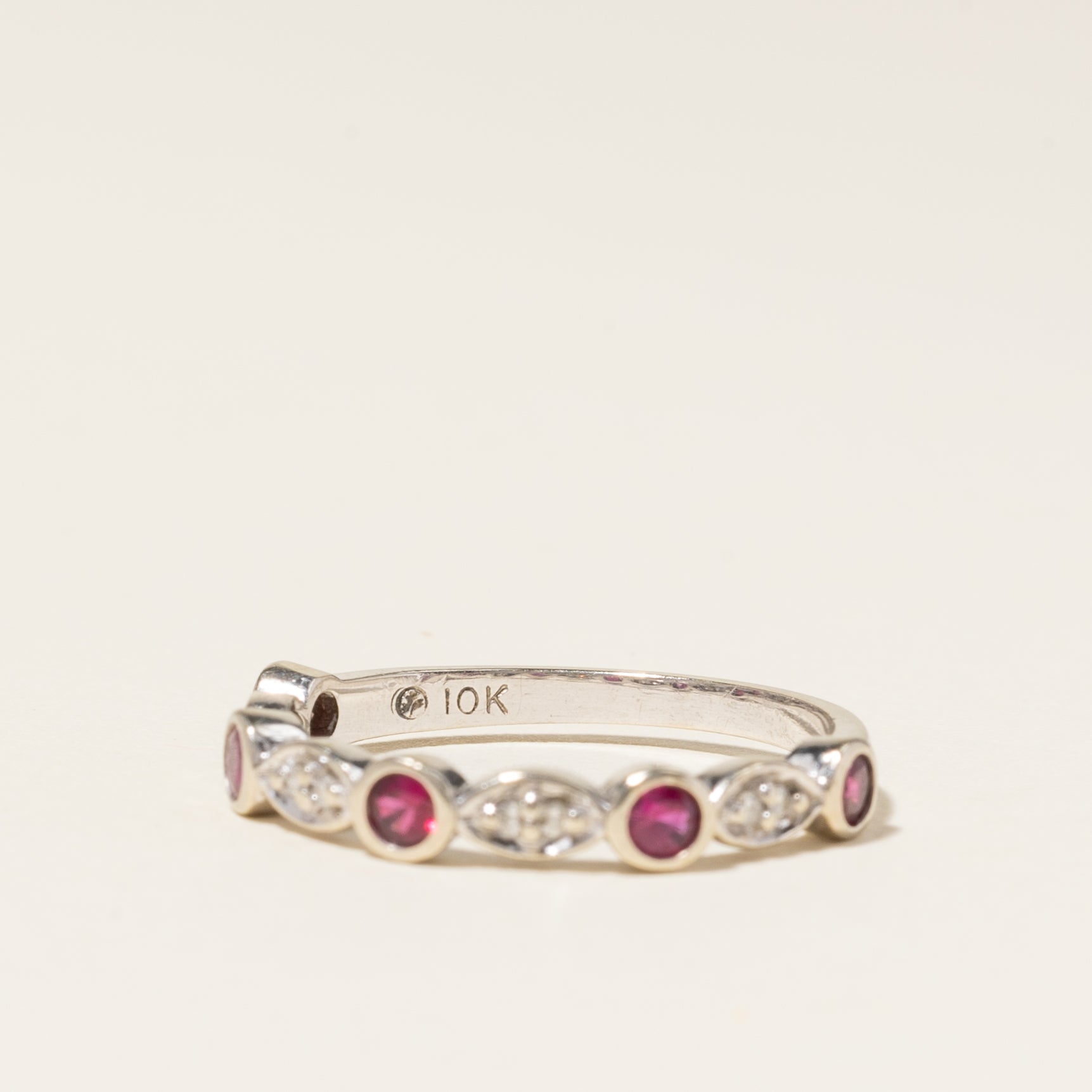 Bague en or blanc 10 carats sertie de rubis et de diamants | 0,30 ct au total, 0,04 ct au total | Taille 6 |